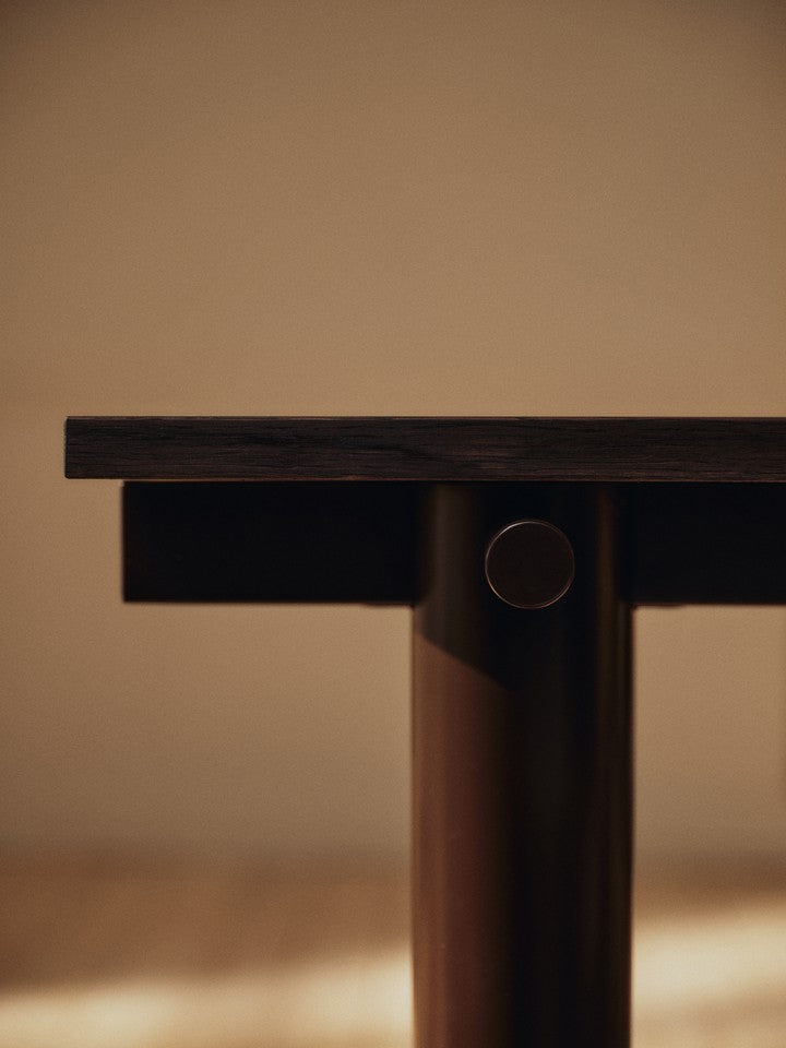Eleganter Atura Esstisch in Dunkelbraun aus Eichenholz, ideal für stilvolle Essbereiche, präsentiert von Ferm Living.