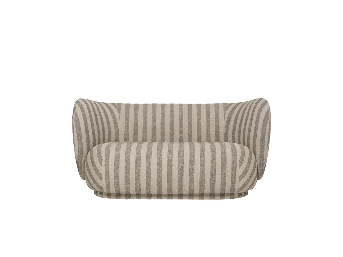 Rico 2er Sofa von Ferm Living mit runder Form, weichen Konturen und Stoffbezug