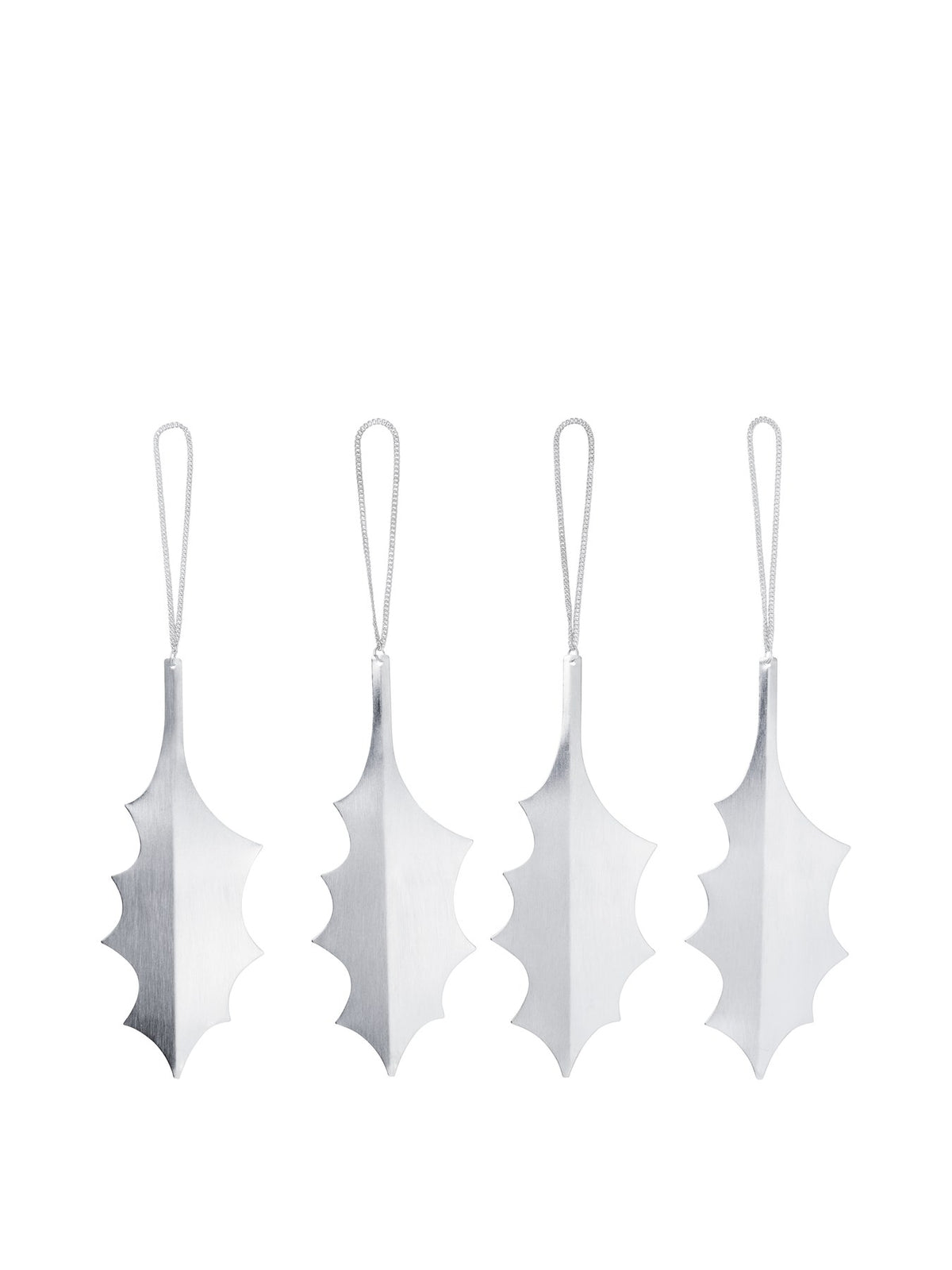 Set aus vier silberfarbenen Serviettenringen in Blattform aus versilbertem Massivmessing von Ferm Living, dekorativ auf weissem Untergrund arrangiert.