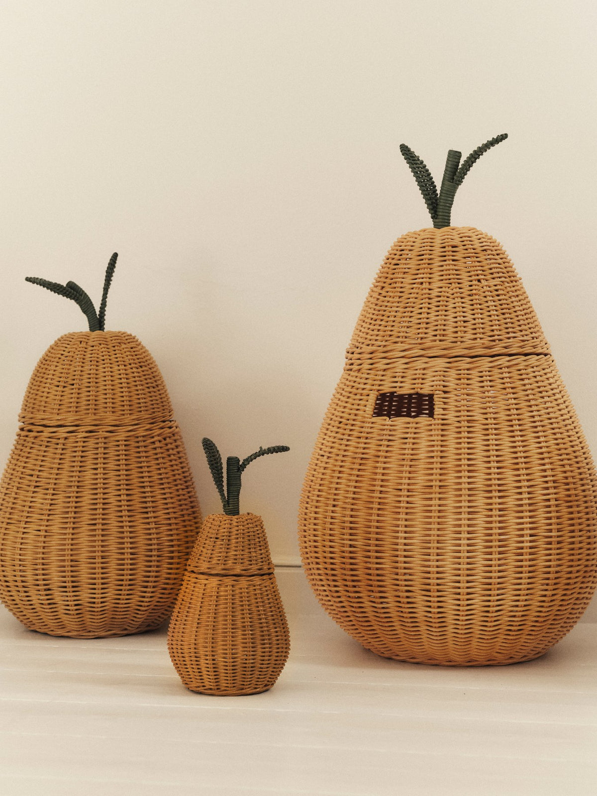 Handgeflochtener Aufbewahrungskorb in Birnenform aus Rattan, Farbe Natur, mit seitlichen Tragegriffen, Grösse extra gross von Ferm Living.