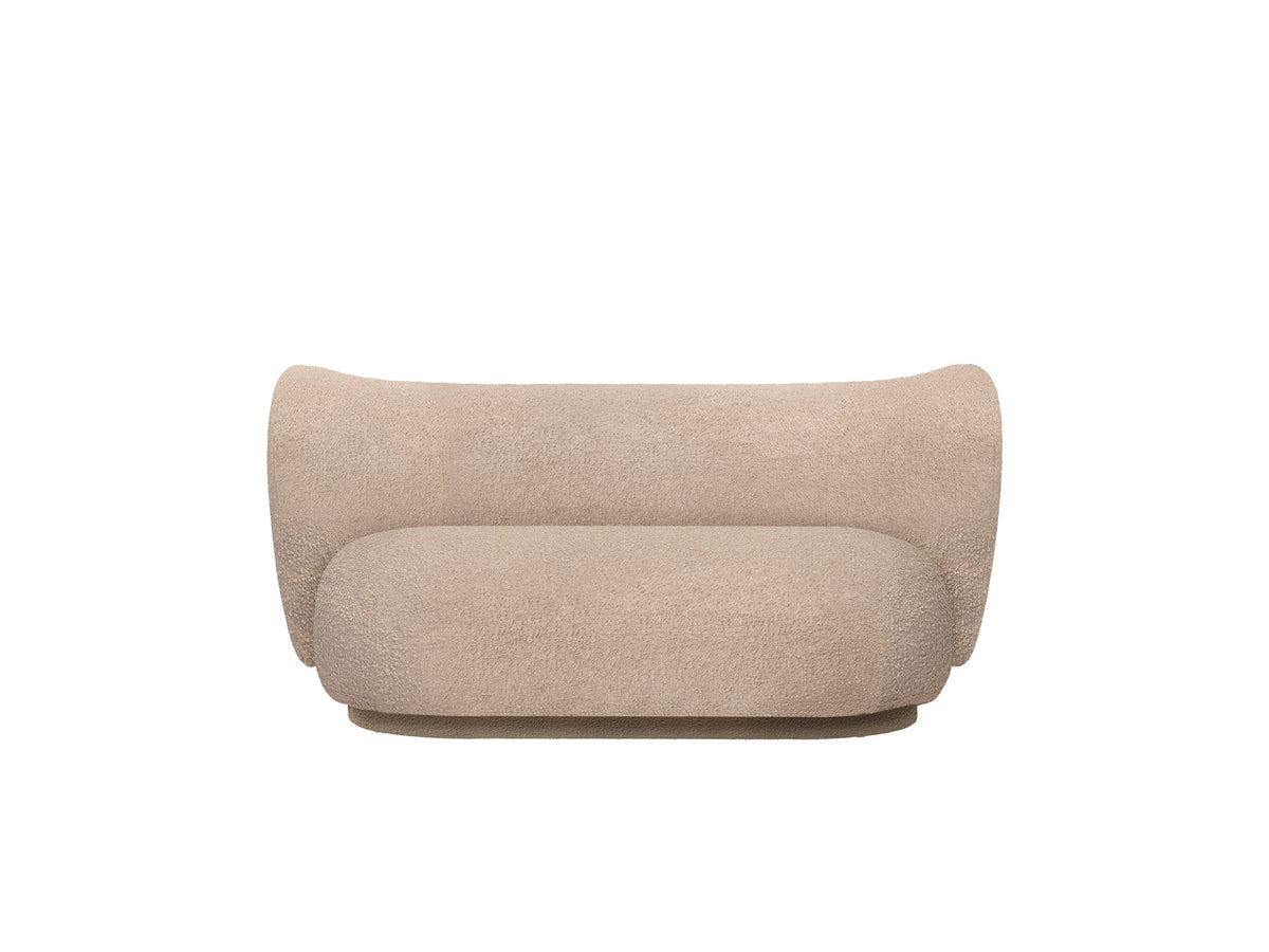 Rico 2er Sofa von Ferm Living mit runder Form, weichen Konturen und Stoffbezug