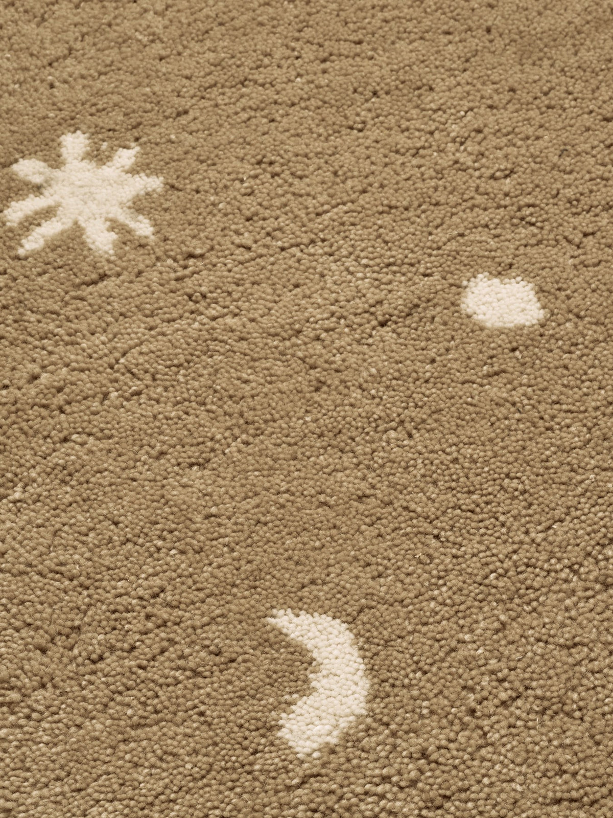 Handgetufteter Teppich Skye in Cashmere von Ferm Living aus Neuseelandwolle und Baumwolle, mit Mond-, Stern- und Punktmuster.