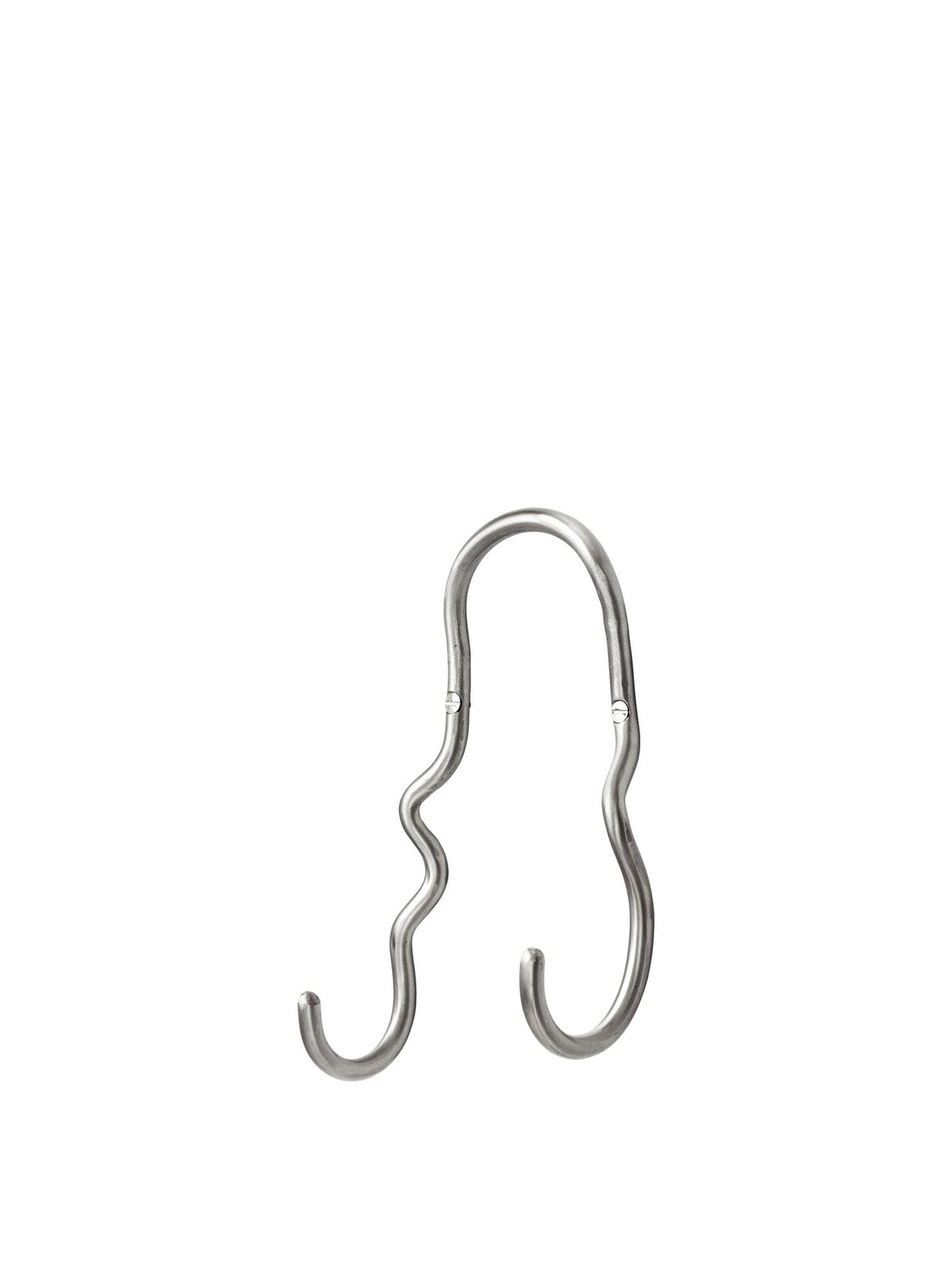 Doppelhaken Curvature von Ferm Living aus Edelstahl mit geschwungener, skulpturaler Form, montiert an einer Wand.