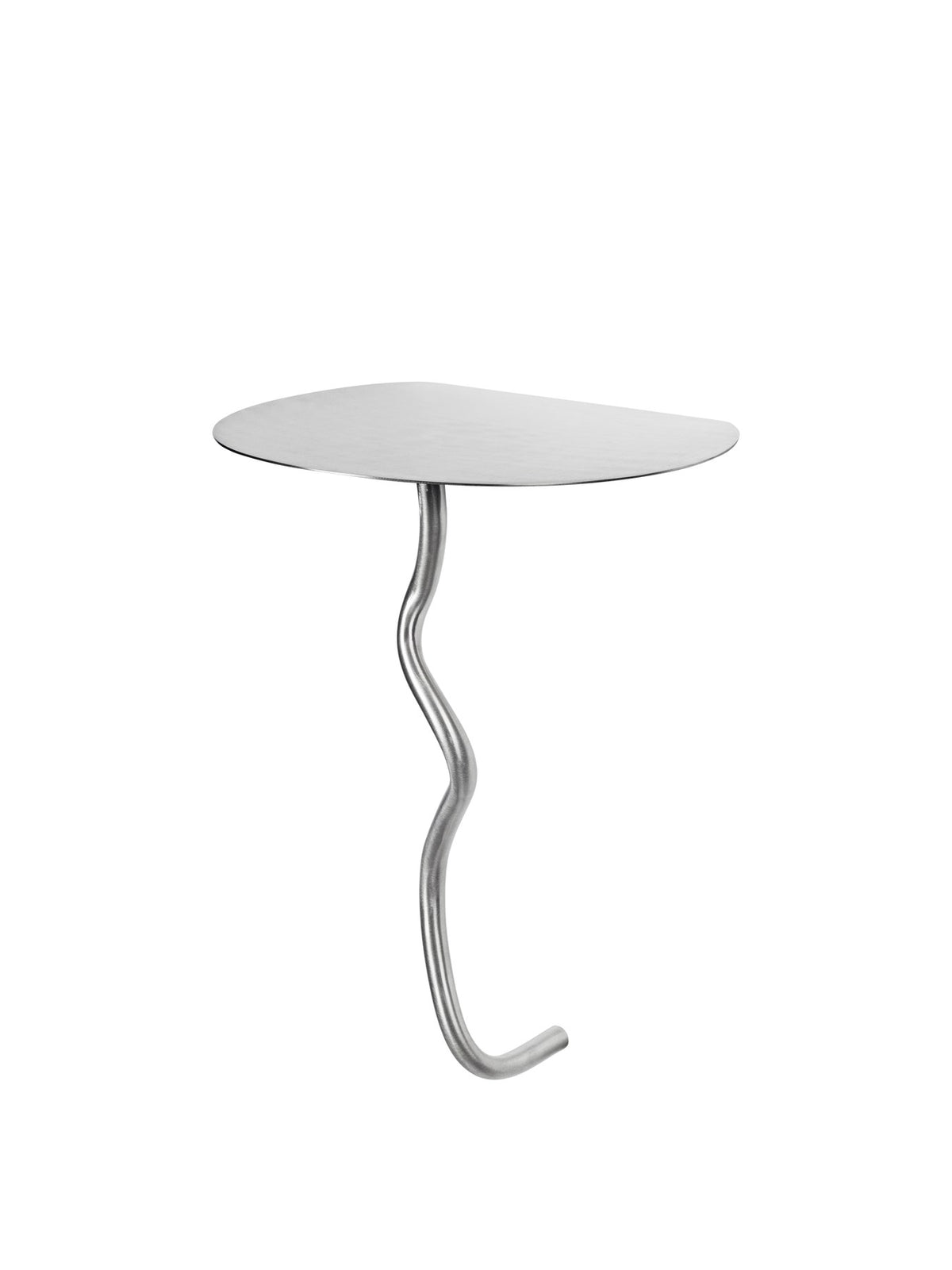 Wandmontierter Beistelltisch Curvature von Ferm Living aus Edelstahl mit geschwungener Form, kompakte Ablagefläche für den Wohnbereich.