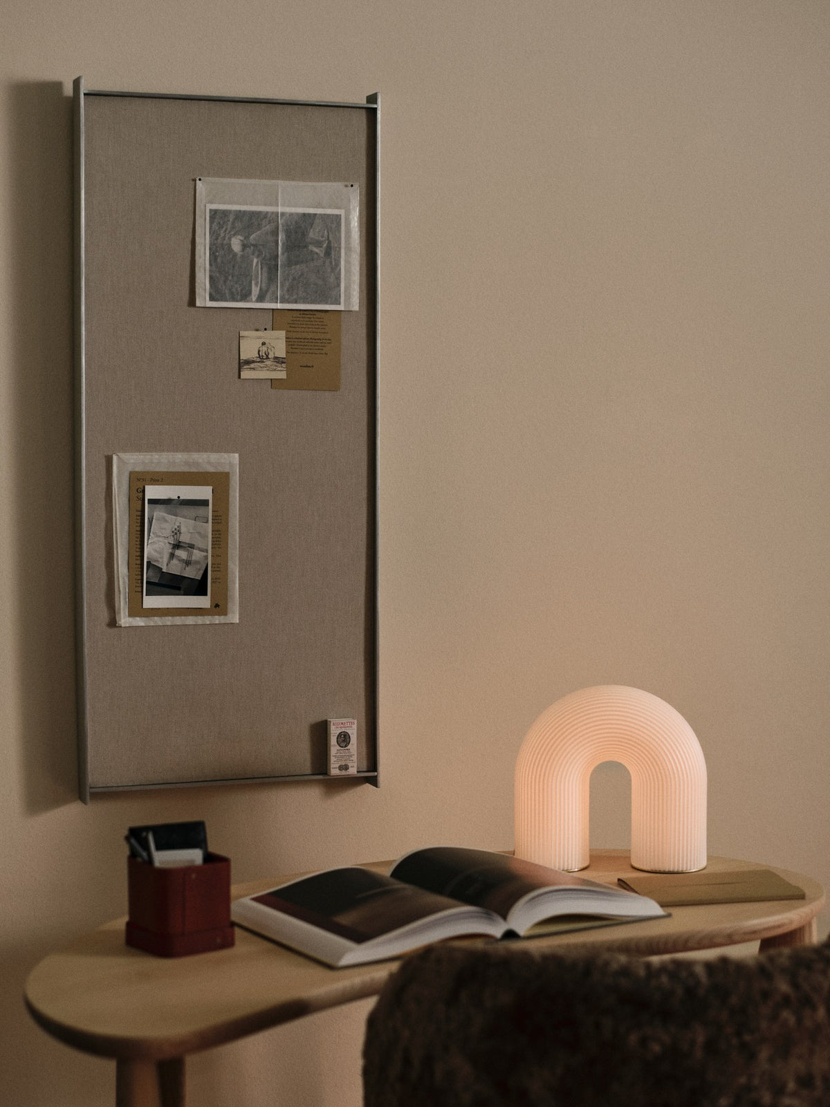Schmale Pinnwand mit dunkler Korkoberfläche und Rahmen aus gebürstetem Aluminium, rechteckige Form, an einer Wand montiert.