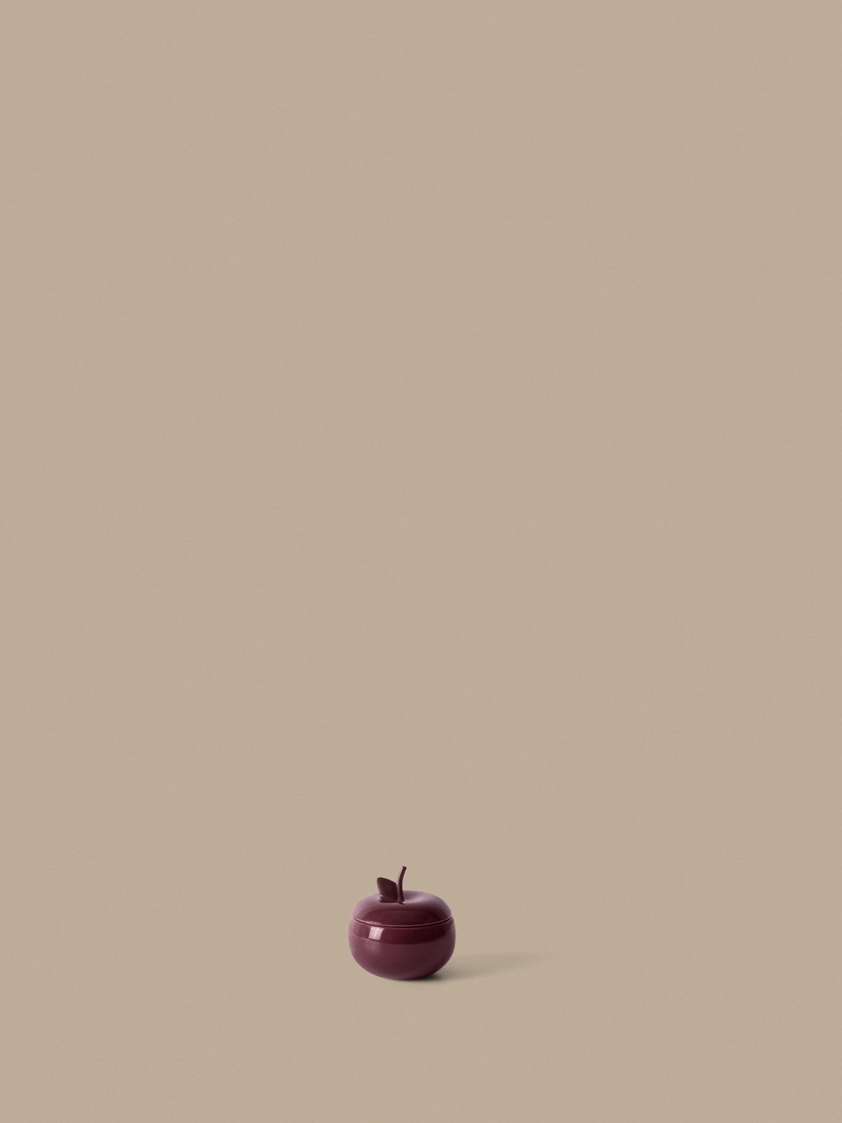 Tiefroter Keramikbehälter in Apfelform aus glasiertem Steinzeug, Durchmesser 9.5 cm, Höhe 9.6 cm, von Ferm Living.