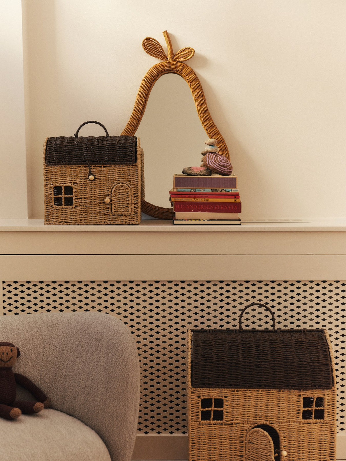 Birnenförmiger Spiegel mit dick geflochtenem Rattanrahmen in Natur, Rückplatte aus Sperrholz, Design von Ferm Living für die Wand.
