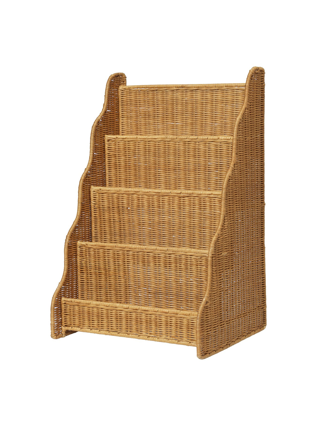 Foto eines Rivan Vitrinen-Bücherregals aus geflochtenem Rattan mit wellenförmigem Rand und nach vorne gerichteten Regalböden, Farbe Natur.