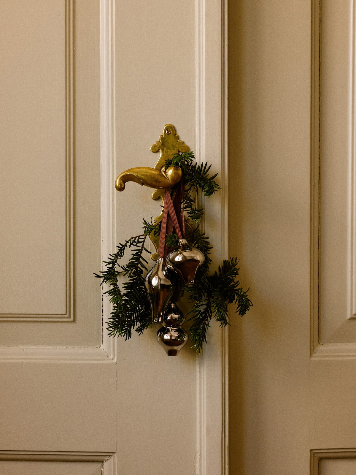 Drei silberfarbene Ornamente aus galvanisiertem Steingut mit Polyesterband, dekorativ angeordnet, Design von Ferm Living aus Dänemark.