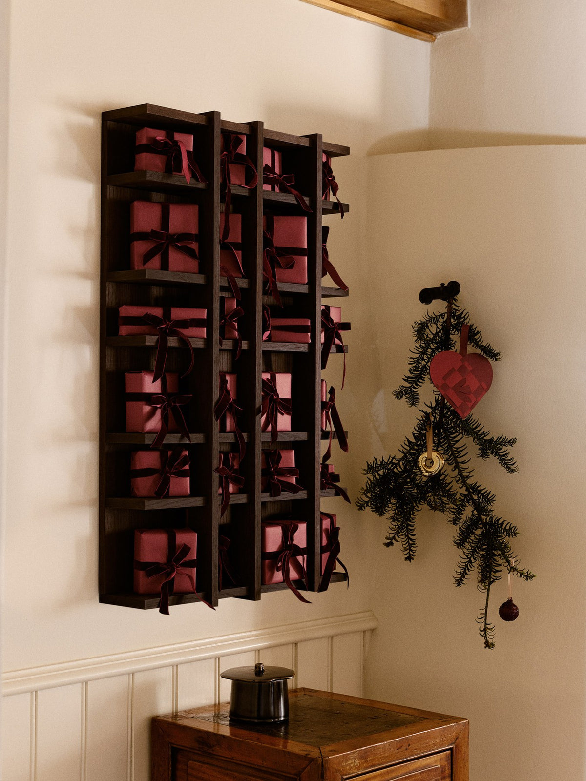 Zwei runde Ornamente aus galvanisiertem Steingut in Messing-Finish mit Polyesterband, abstrakte organische Form, Weihnachtsdekoration.