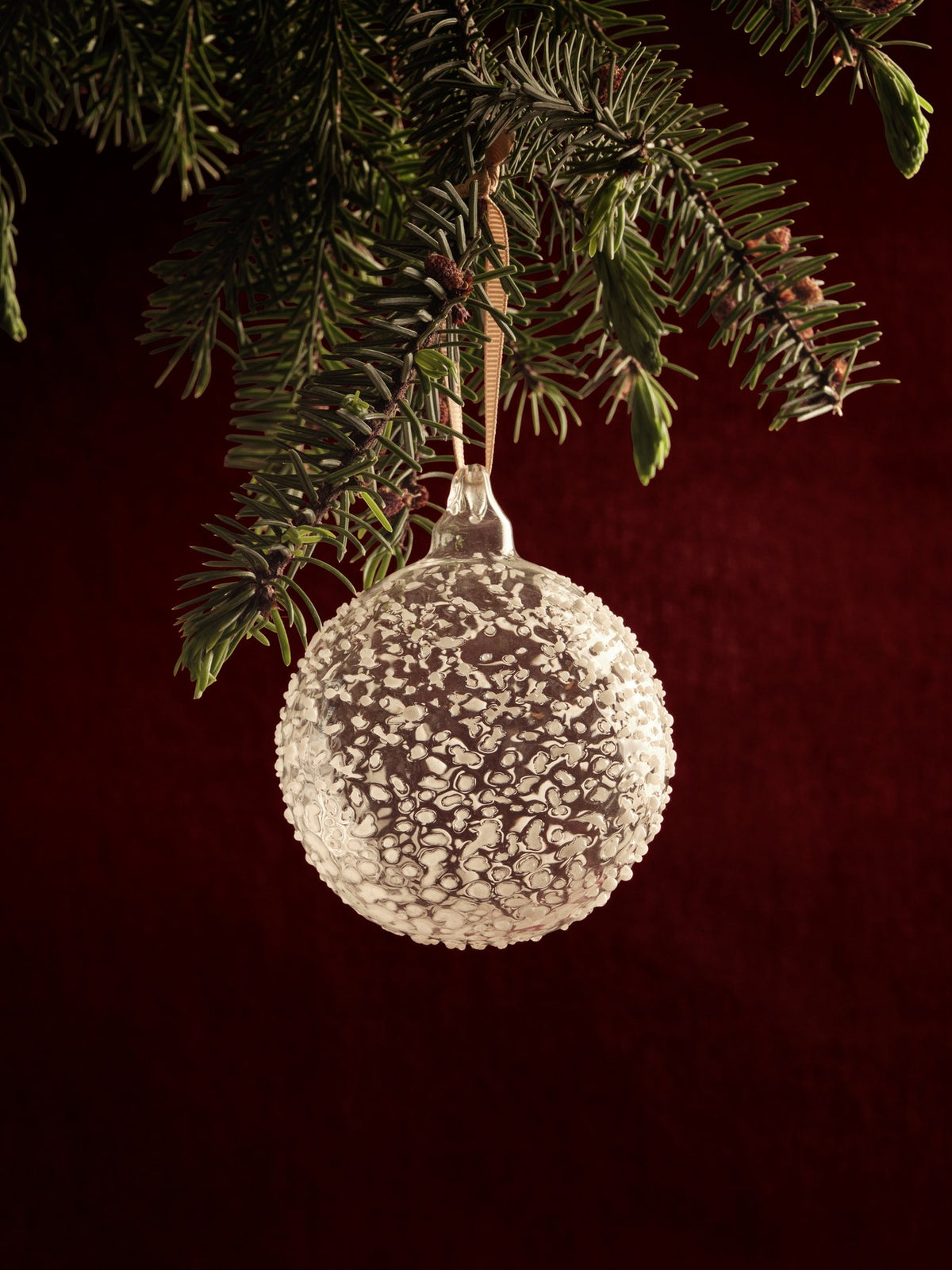 Drei mundgeblasene Glaskugeln in Weiss mit strukturierter Oberfläche und cremefarbenem Polyesterband, Ferm Living Ornament-Set.