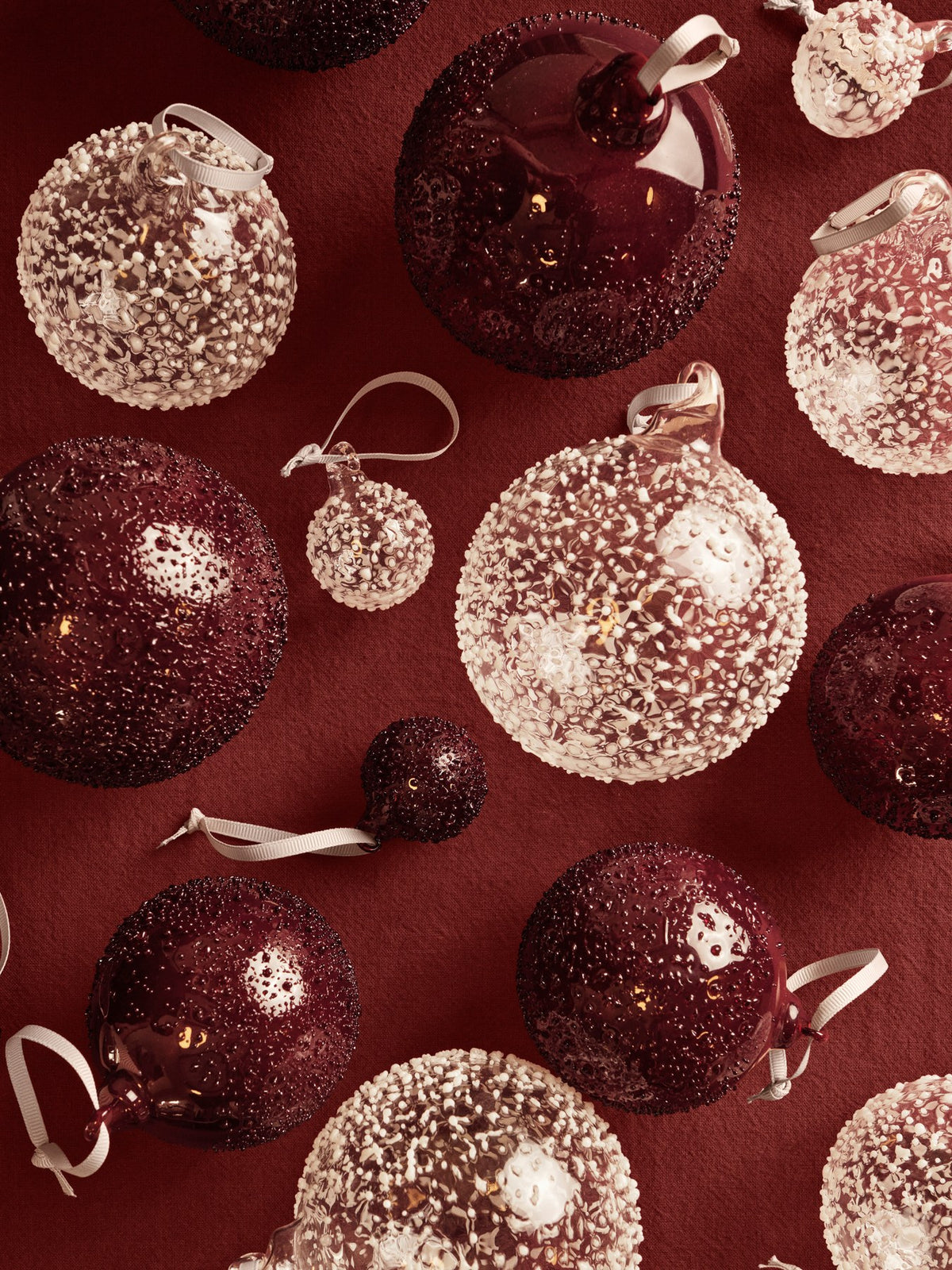 Drei mundgeblasene Glaskugeln in Weiss mit strukturierter Oberfläche und cremefarbenem Polyesterband, Ferm Living Ornament-Set.