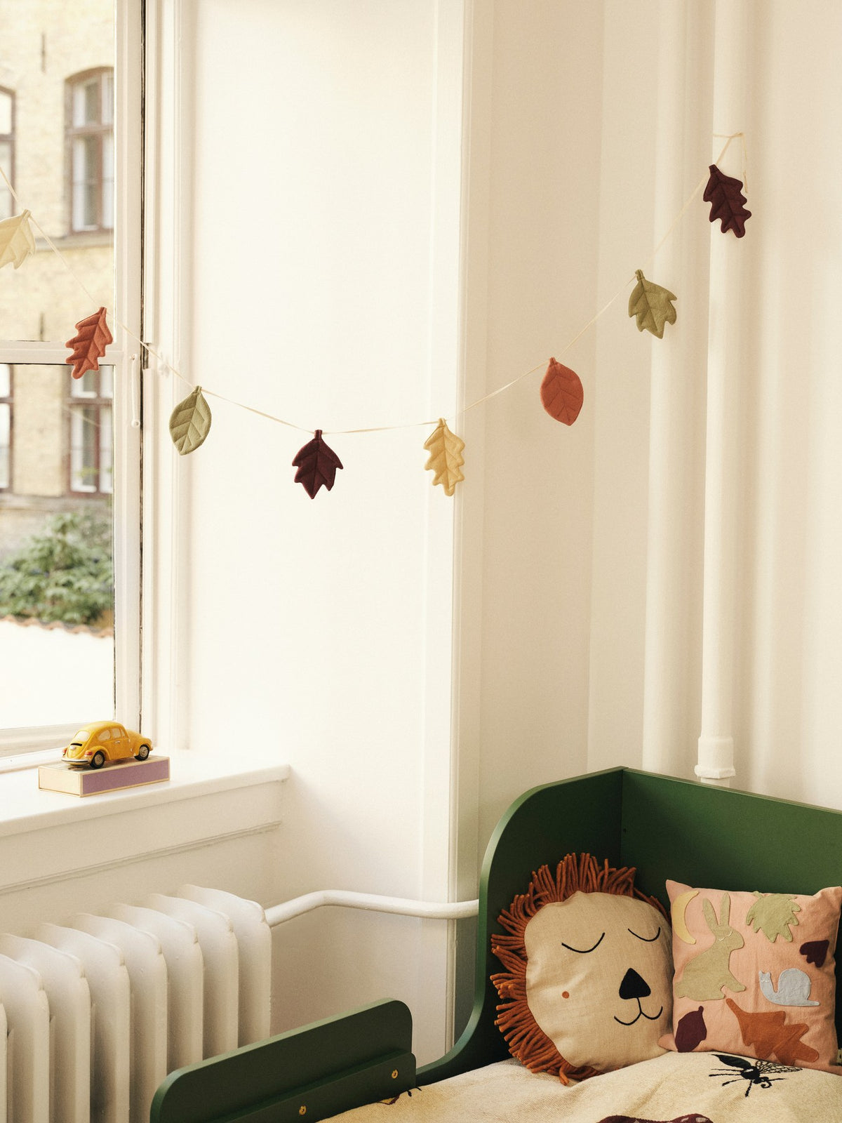 Girlande aus 100% Bio-Baumwolle mit Blattformen in Herbsttönen, gefüllt mit recyceltem Polyester, Länge 220 cm, Höhe 13 cm.
