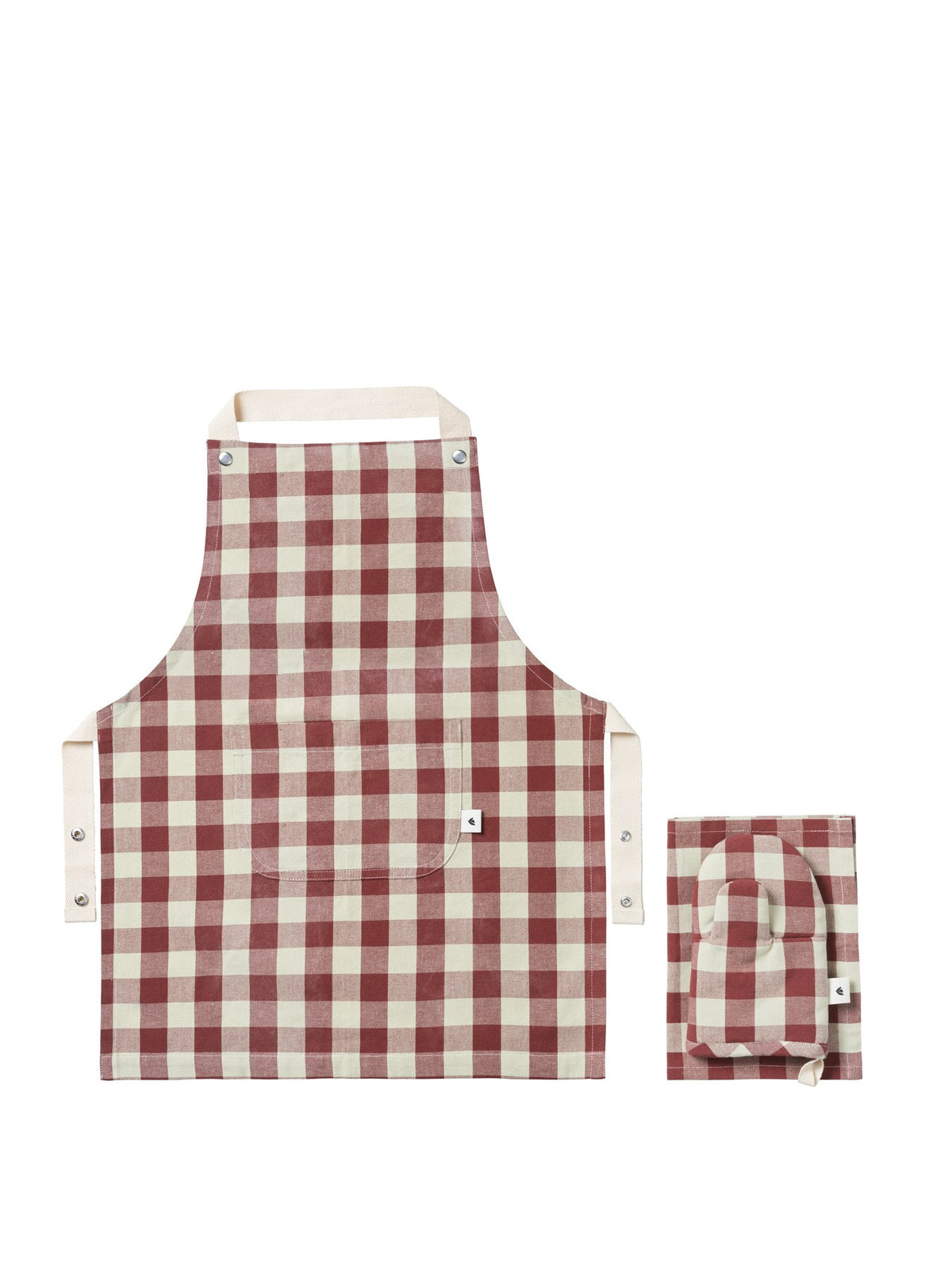 Bothy Kinderküchen-Set von Ferm Living: Schürze, Ofenhandschuh und Geschirrtuch aus Bio-Baumwolle im Karomuster, Farbe Zimt/Graugrün.