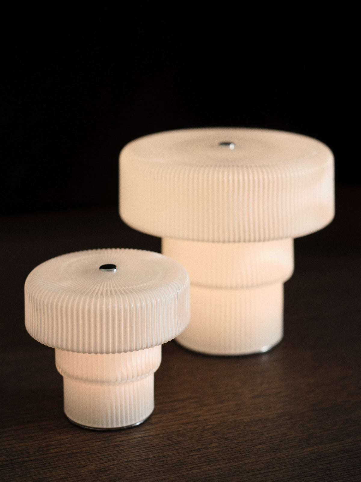 Tragbare Tischleuchte Ripple H16.5 von Ferm Living aus geriffeltem, mundgeblasenem Opalglas mit verchromtem Aluminiumfuss, Farbe Weiss.