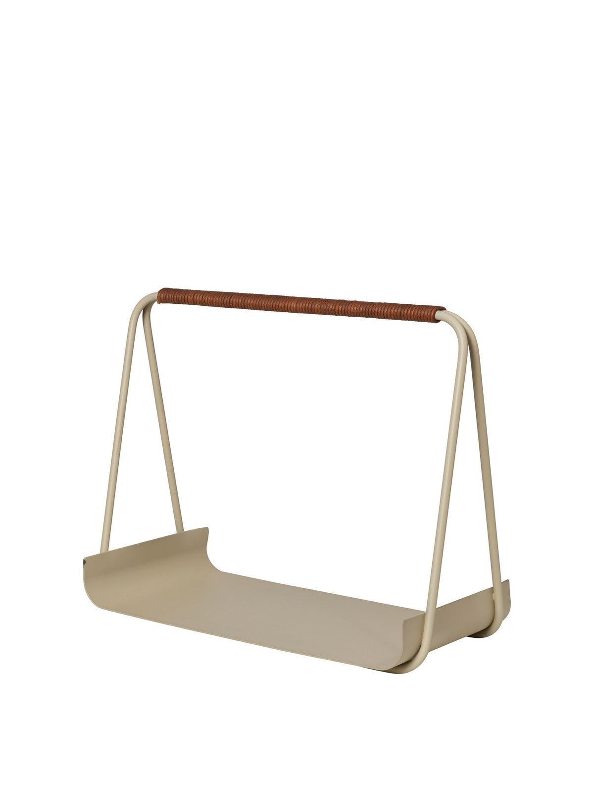 Port Brennholzregal von Ferm Living in Cashmere, Metallkorb mit abgerundeten Kanten und lederbezogenem Griff für Kaminholz.