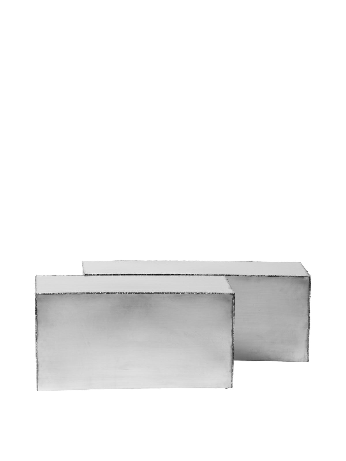 Ferra Couchtisch von Ferm Living aus gebürstetem Edelstahl mit sichtbaren, handverschweissten Kanten und leicht geschwungener Form.