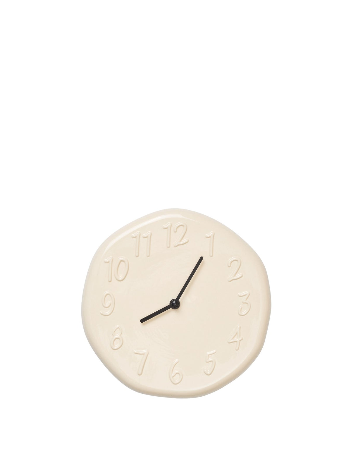Runde Wanduhr aus glasiertem Steinzeug in Creme mit Aluminium-Zeigern und direkt in die Oberfläche modellierten Ziffern, leicht unregelmässige Form.