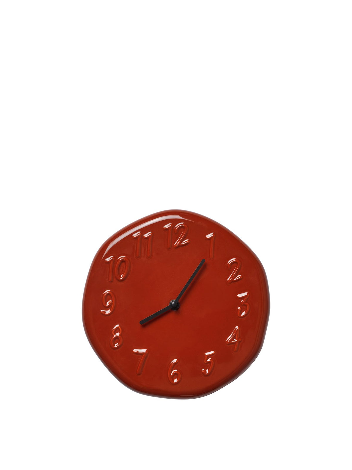 Runde Wanduhr aus glasiertem Steinzeug in Creme mit Aluminium-Zeigern und direkt in die Oberfläche modellierten Ziffern, leicht unregelmässige Form.