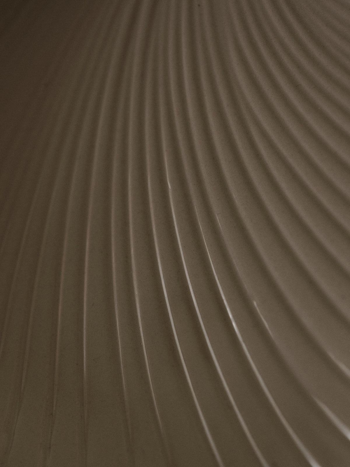 Wandkerzenhalter Shell von Ferm Living aus Steingut in Off-White, muschelförmig, Oberseite glasiert und Unterseite unglasiert.
