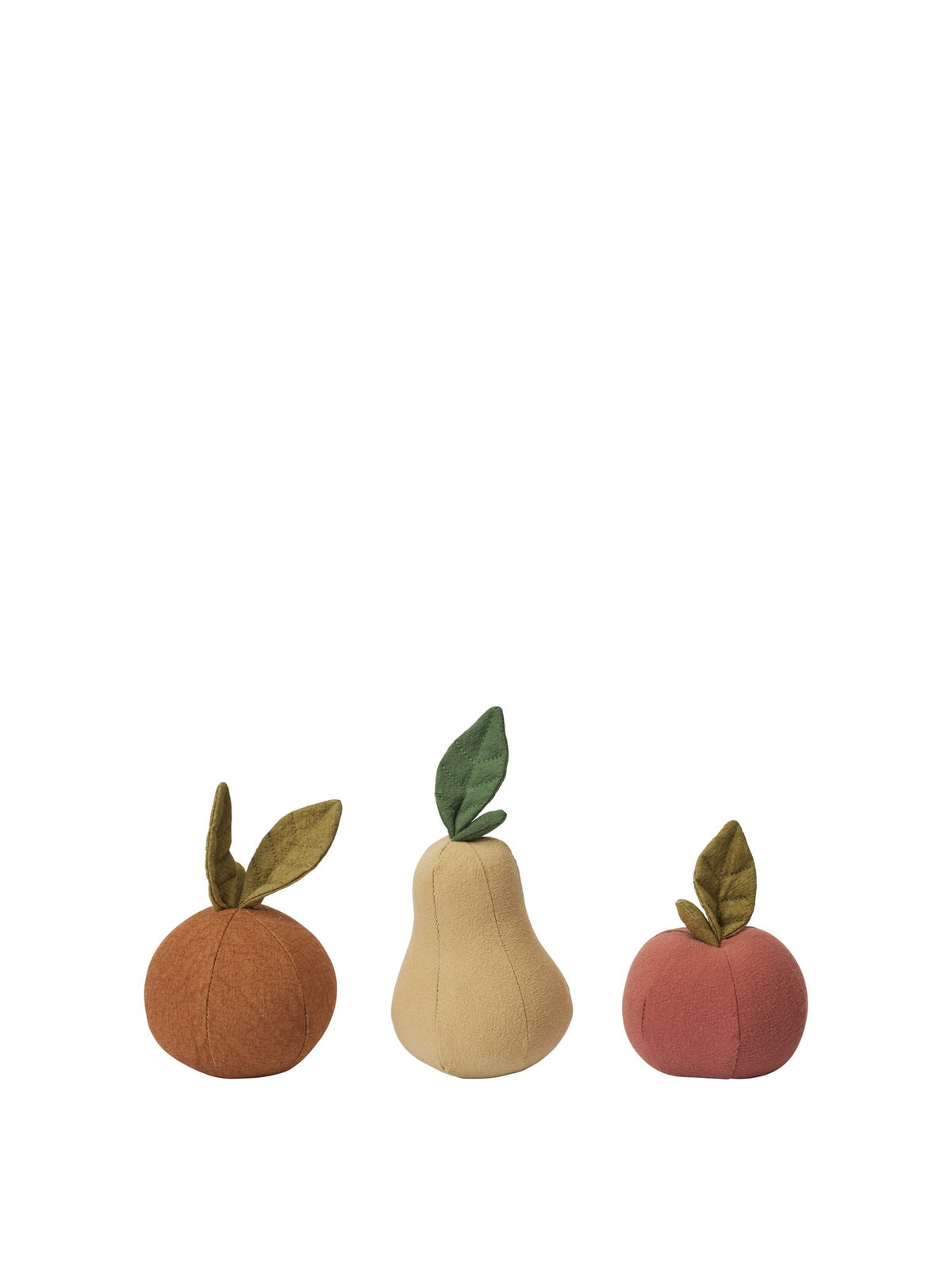Drei weiche Spielzeugfrüchte aus Bio-Baumwolle in Form von Apfel, Birne und Orange, Farbe Multi, mit passendem Stoffbeutel von Ferm Living.