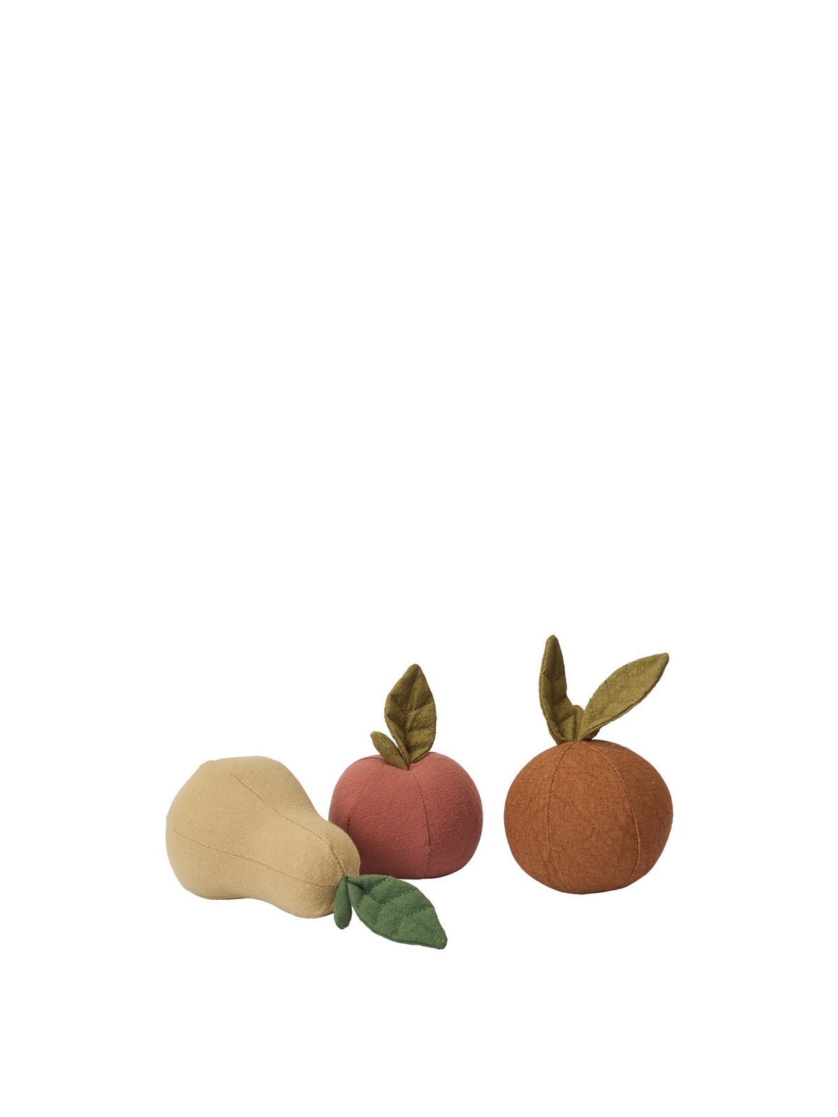Drei weiche Spielzeugfrüchte aus Bio-Baumwolle in Form von Apfel, Birne und Orange, Farbe Multi, mit passendem Stoffbeutel von Ferm Living.