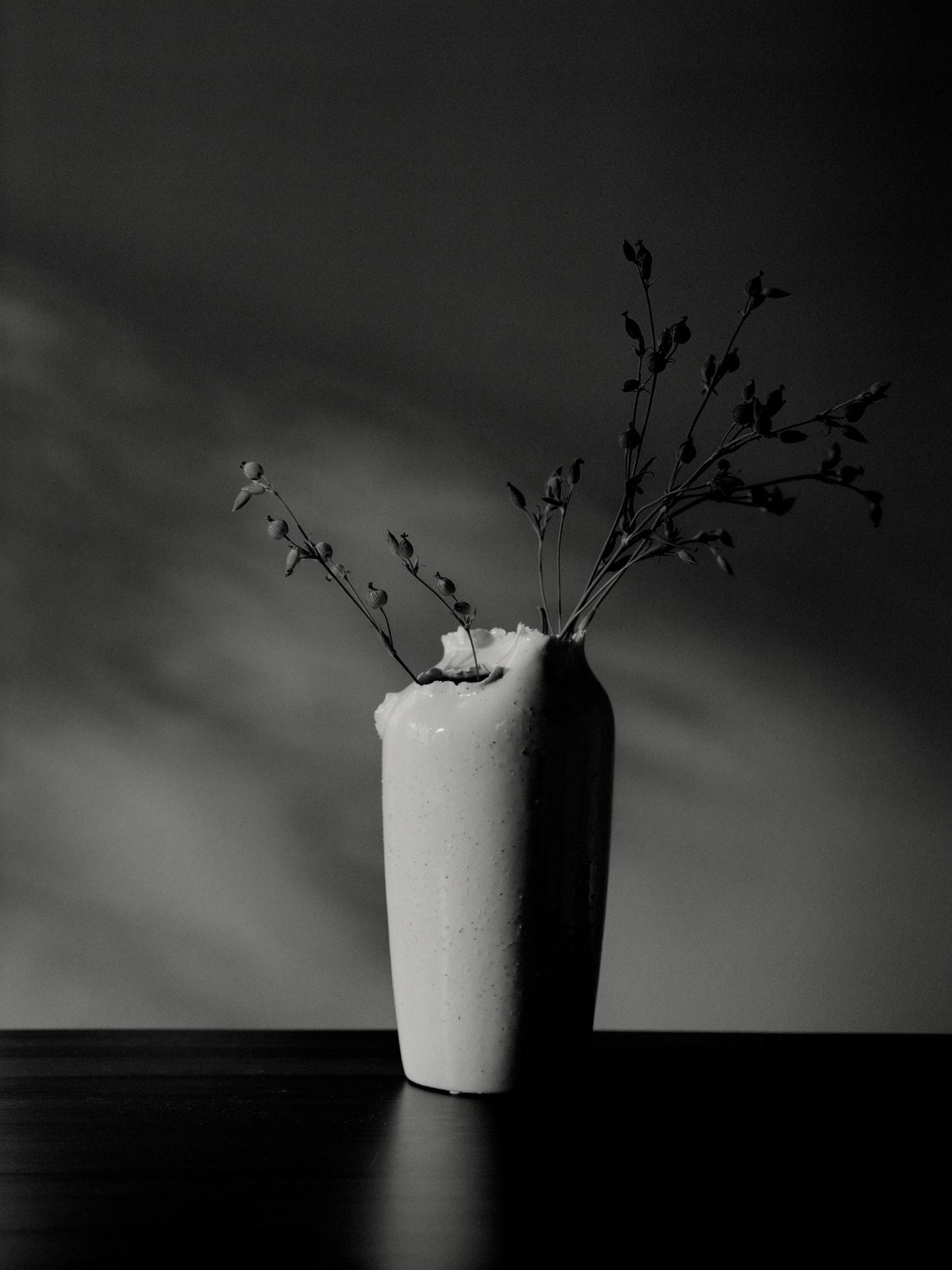Off-White Vase Tereo aus glasiertem Steinzeug mit handgeformter Öffnung und texturiertem Rand, schlichte hohe Form, Höhe 27 cm.