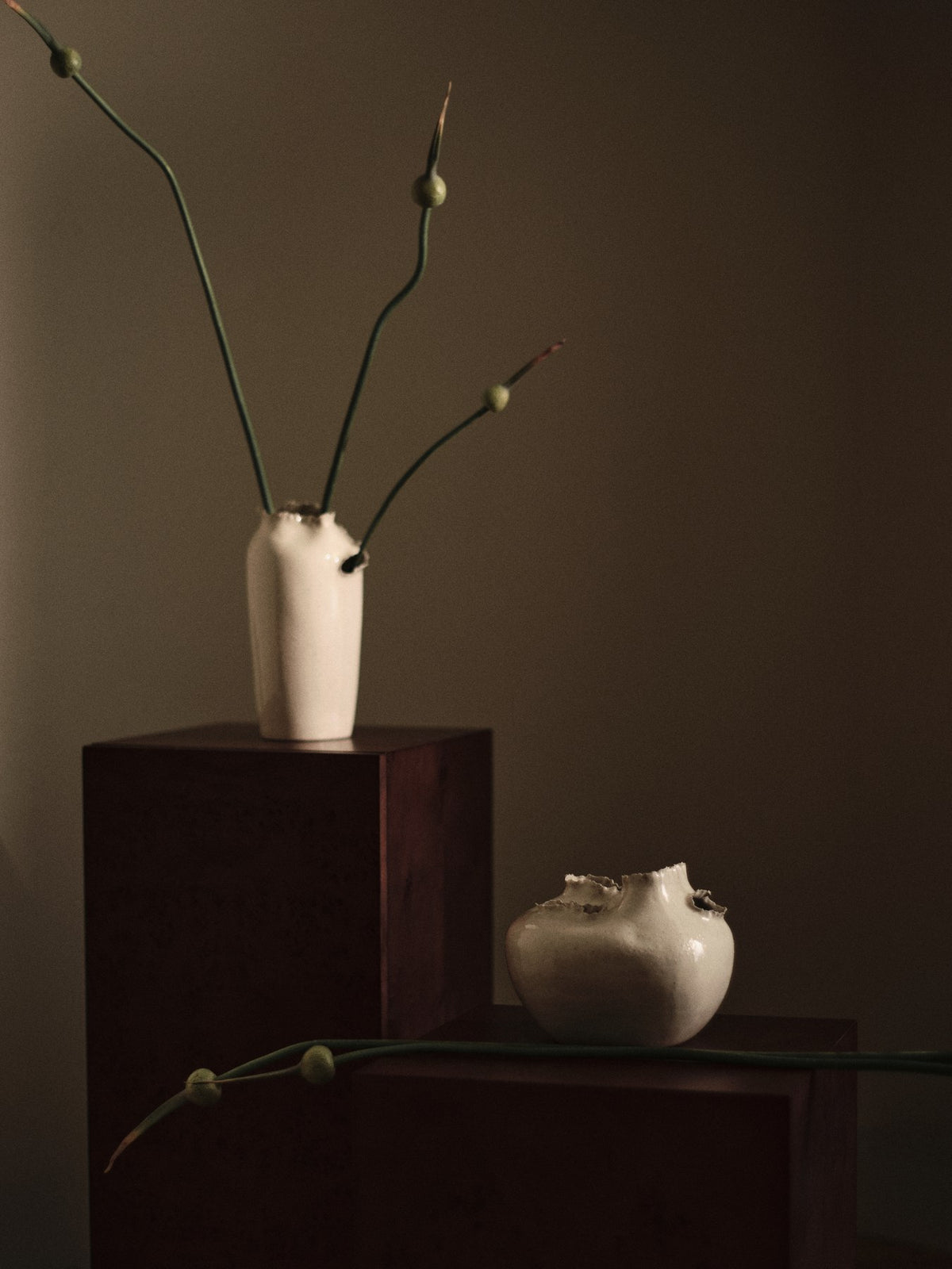 Off-White Vase Tereo aus glasiertem Steinzeug mit handgeformter Öffnung und texturiertem Rand, schlichte hohe Form, Höhe 27 cm.