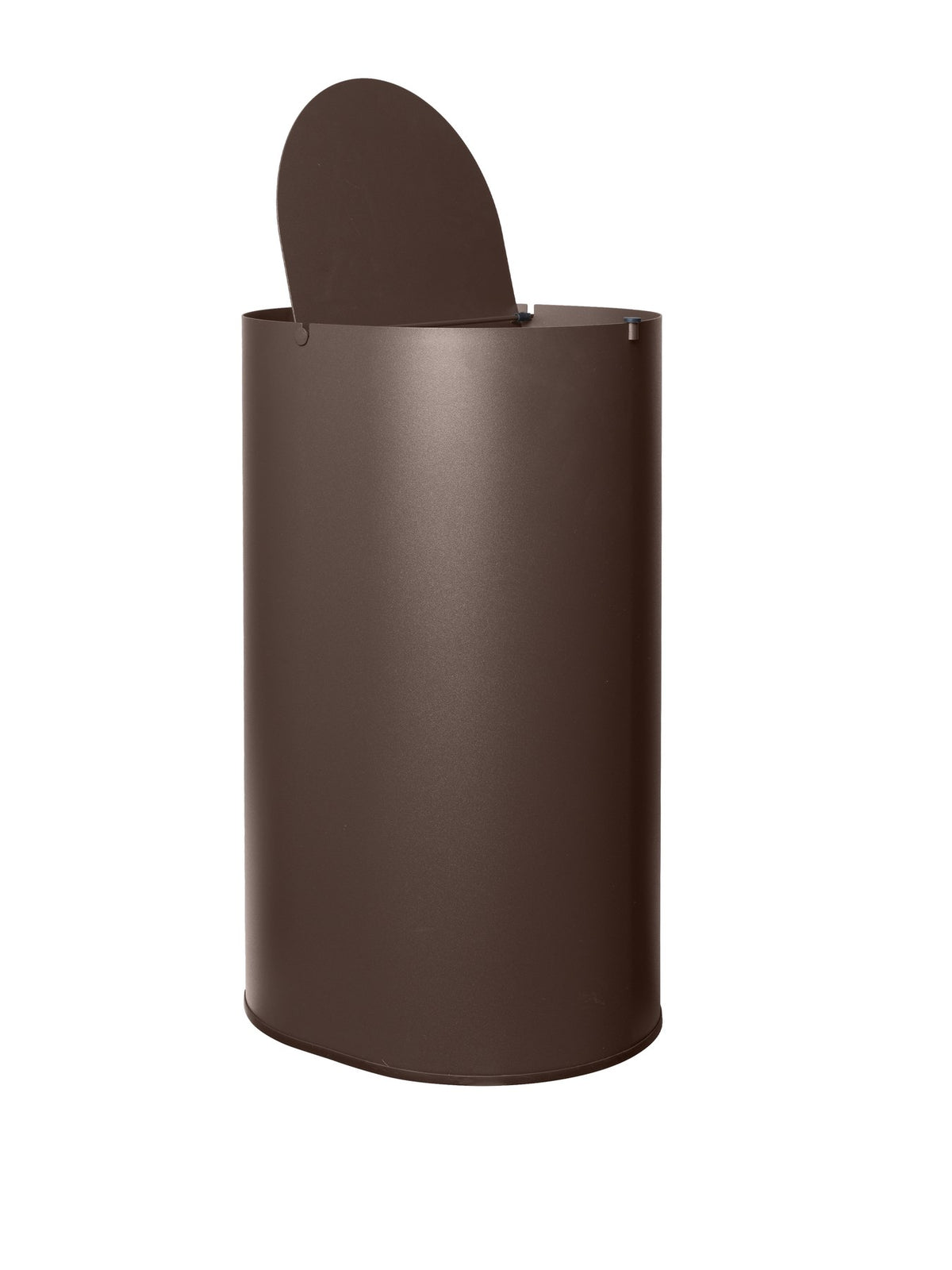 Enkel Behälter von Ferm Living: ovaler Mülleimer aus pulverbeschichtetem Kohlenstoffstahl in dunkler Schokoladenfarbe mit Metallgriff am Innenbehälter.