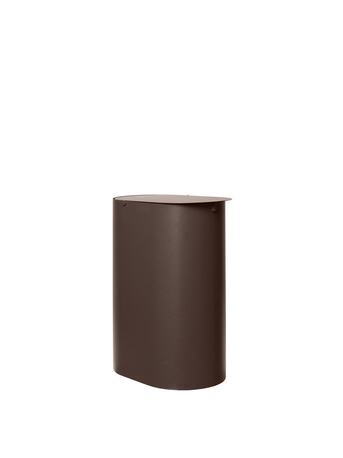 Enkel Behälter von Ferm Living: ovaler Mülleimer aus pulverbeschichtetem Kohlenstoffstahl in dunkler Schokoladenfarbe mit Metallgriff am Innenbehälter.