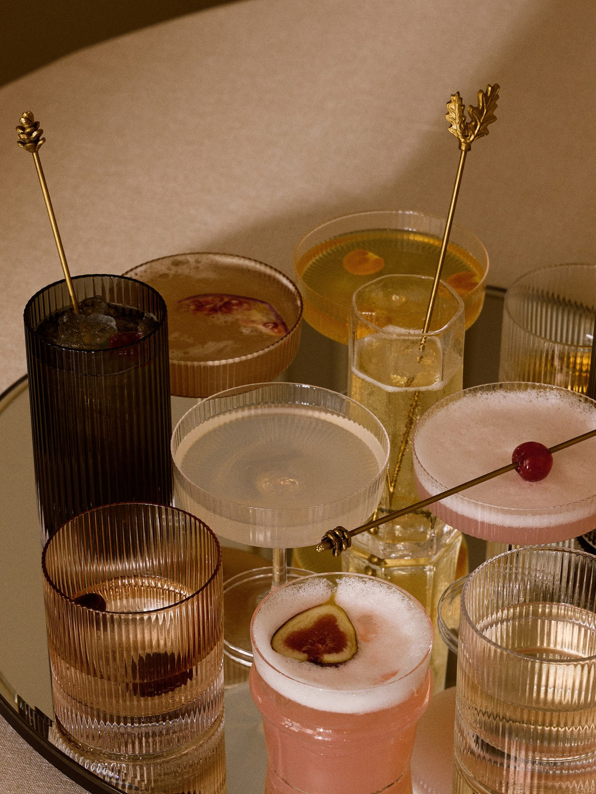 Zwei Highball-Gläser aus mundgeblasenem, recyceltem Glas mit geriffelter Oberfläche in Blush, Höhe 16 cm, Durchmesser 7 cm.