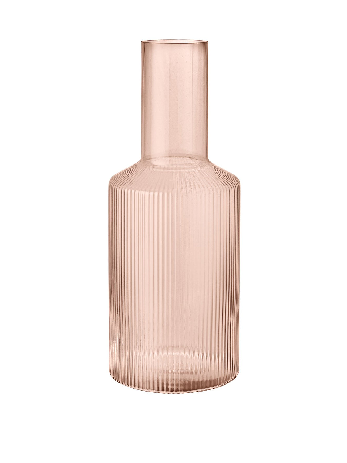 Mundgeblasene Glaskaraffe mit geriffelter Oberfläche, geometrischer Form, in Farbe Blush, auf hellem Hintergrund fotografiert.