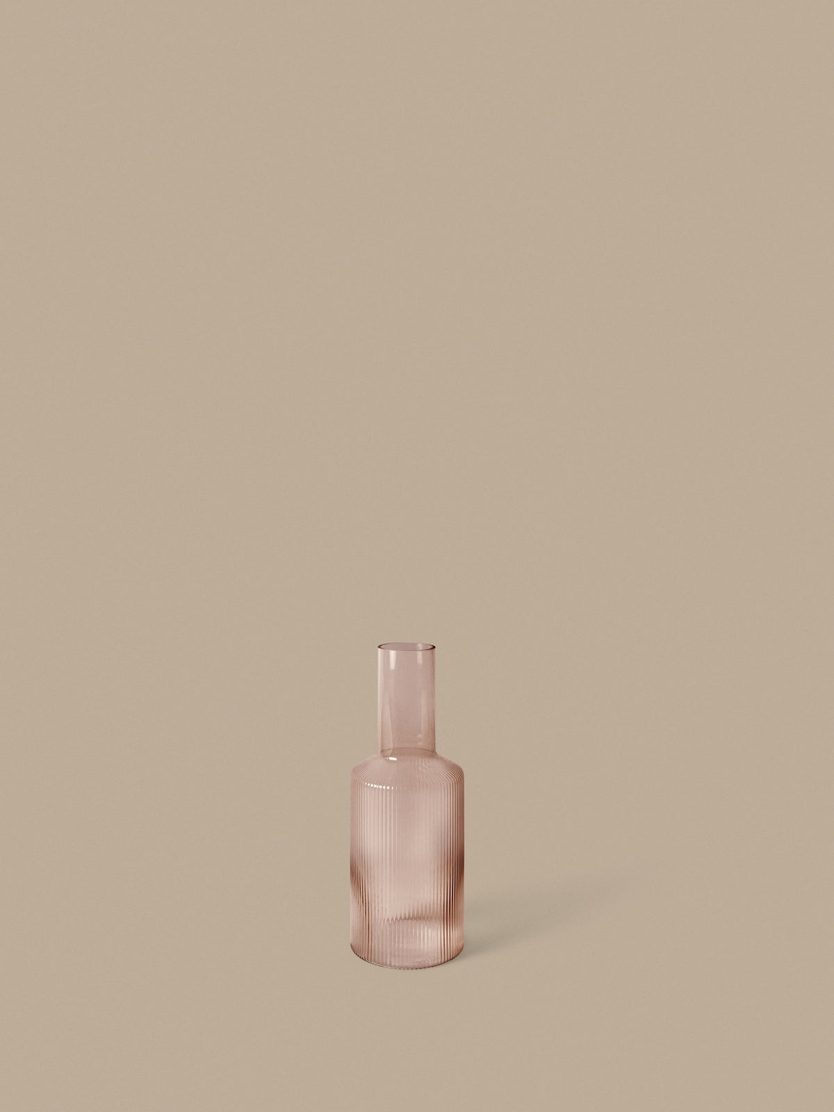 Mundgeblasene Glaskaraffe mit geriffelter Oberfläche, geometrischer Form, in Farbe Blush, auf hellem Hintergrund fotografiert.
