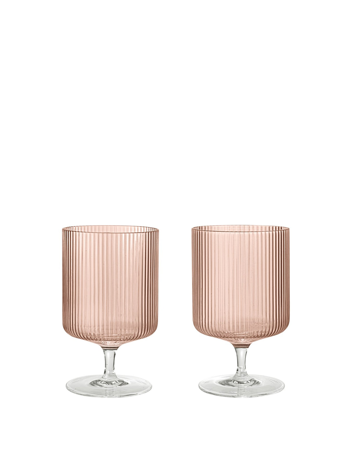 Ripple Weingläser 2er Set von Ferm Living: zwei Universal Weingläser aus mundgeblasenem Glas mit geriffelter Oberfläche und geometrischer Silhouette.