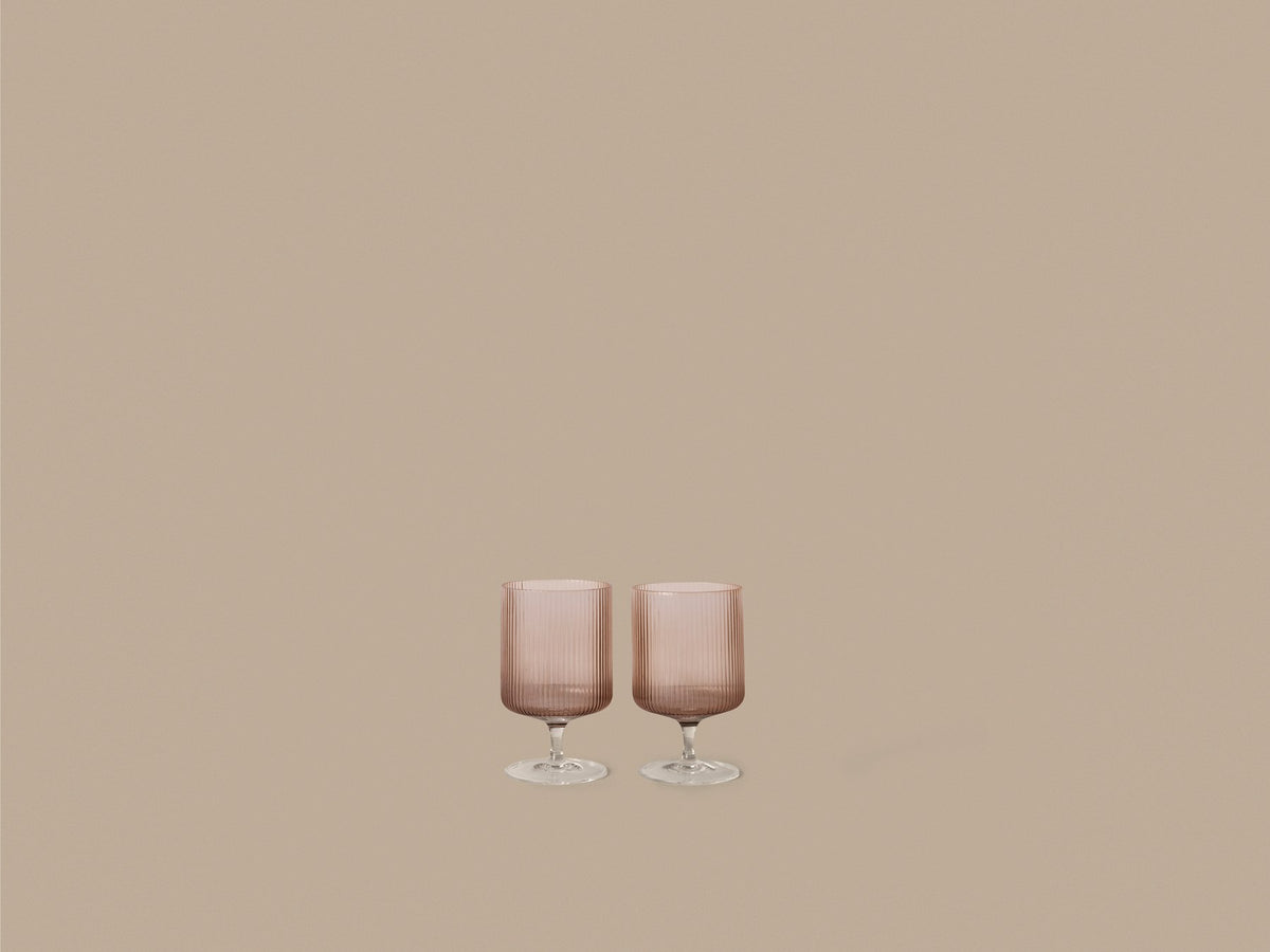Ripple Weingläser 2er Set von Ferm Living: zwei Universal Weingläser aus mundgeblasenem Glas mit geriffelter Oberfläche und geometrischer Silhouette.