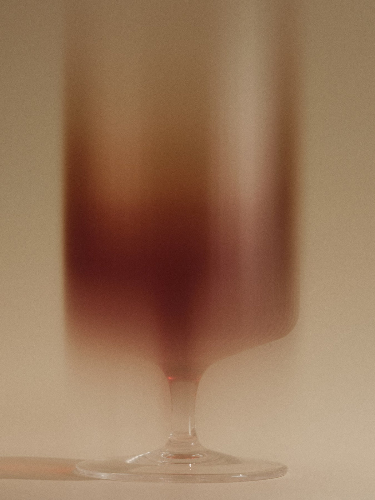 Ripple Weingläser 2er Set von Ferm Living: zwei Universal Weingläser aus mundgeblasenem Glas mit geriffelter Oberfläche und geometrischer Silhouette.
