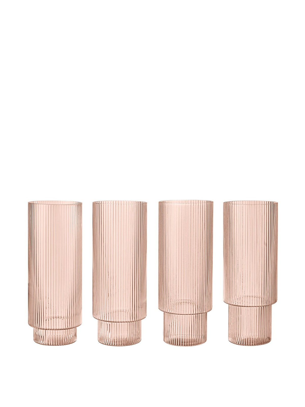 Vier Ripple Longdrink Gläser von Ferm Living aus mundgeblasenem Glas mit geriffelter Oberfläche, Farbe Blush, geometrische Form.