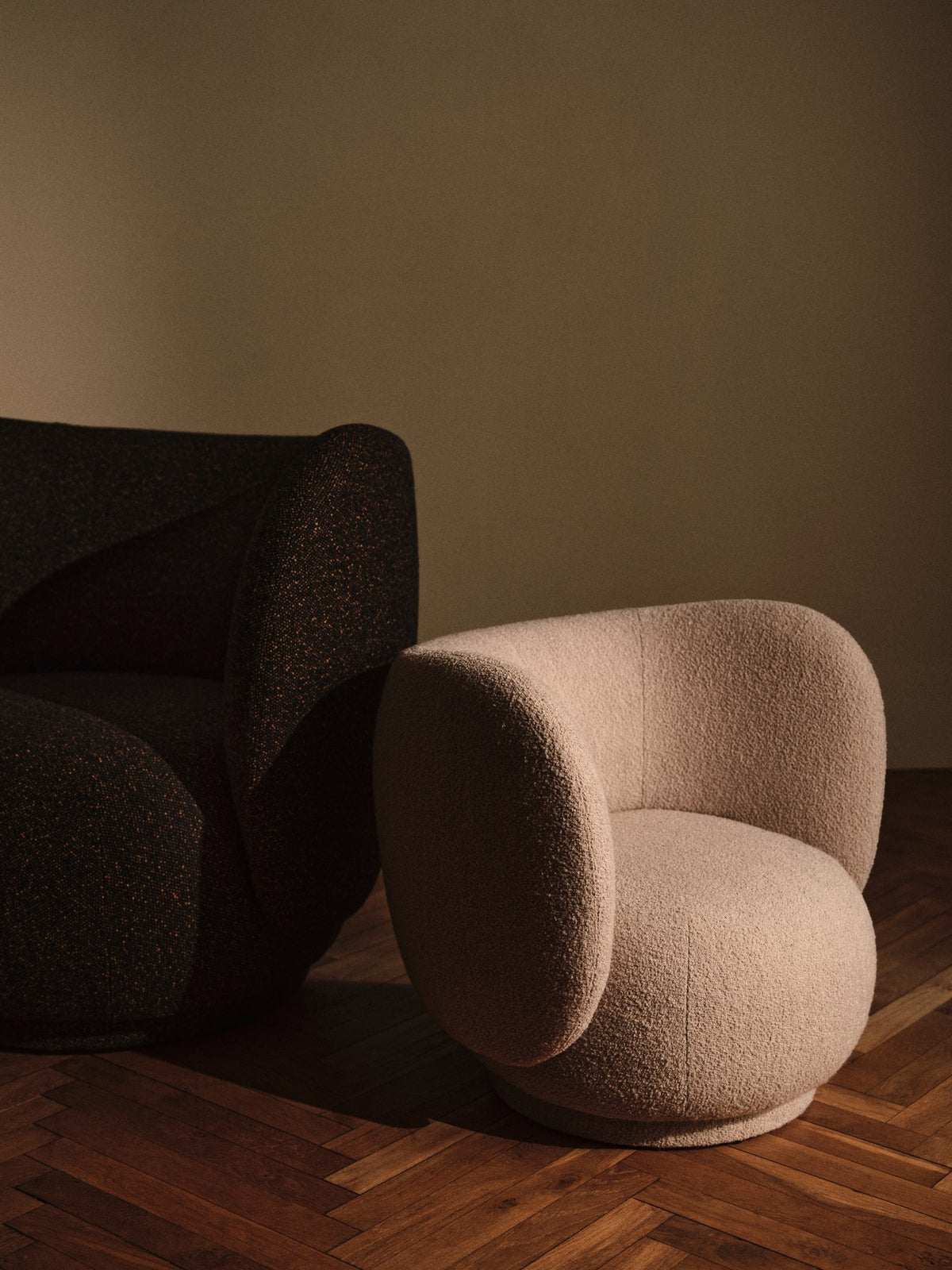 Kinder-Loungesessel Rico von Ferm Living aus cremefarbenem Soft-Bouclé-Stoff, runde gepolsterte Form, niedrige Kunststofffüsse.