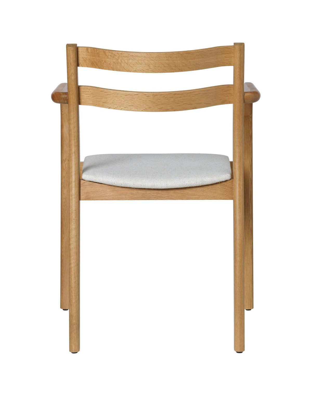 Esszimmerstuhl mit Armlehnen aus massiver Eiche, Sitzpolster in Off-White, geschwungene Hinterbeine, stapelbar, von Ferm Living.