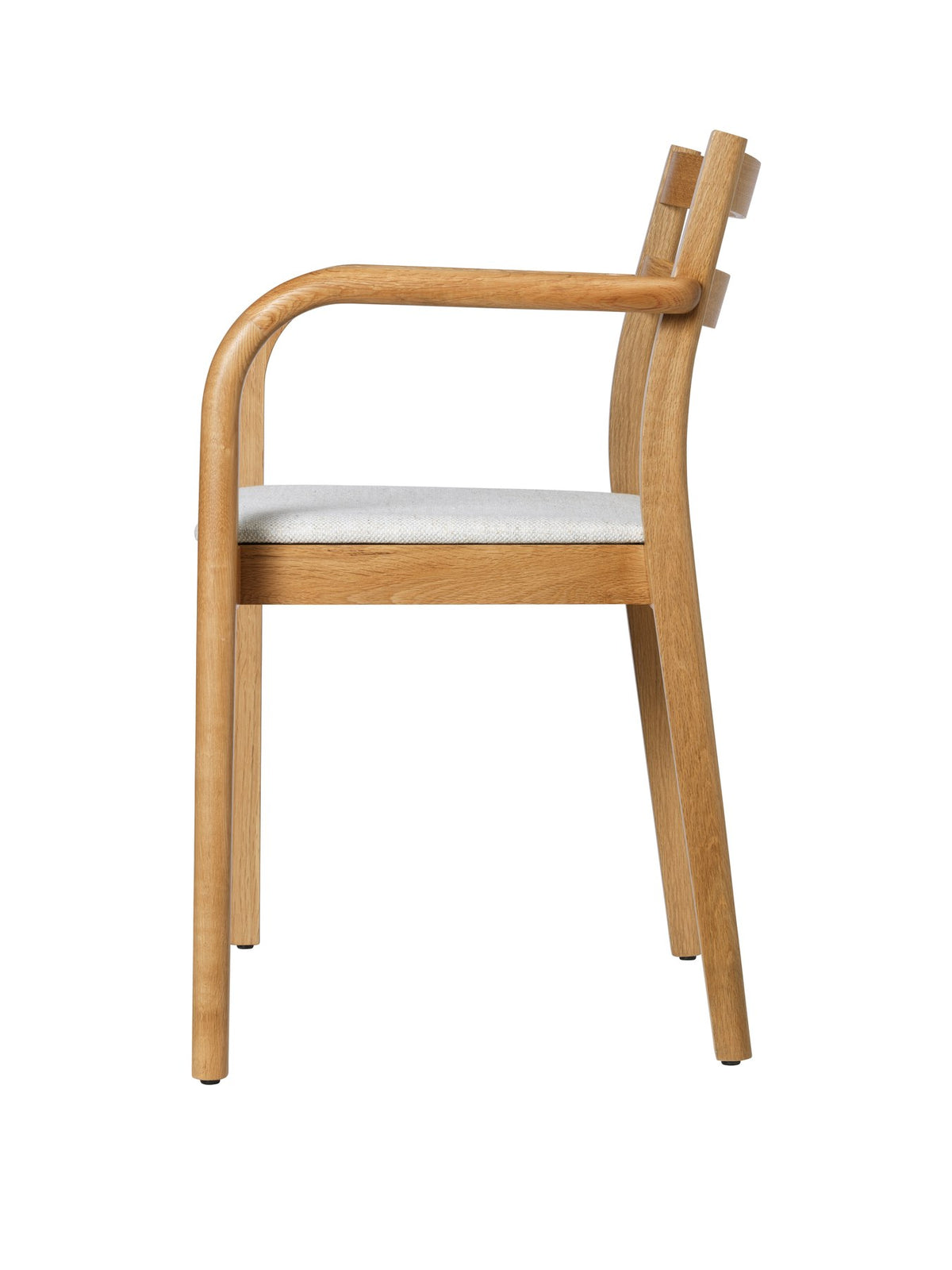Esszimmerstuhl mit Armlehnen aus massiver Eiche, Sitzpolster in Off-White, geschwungene Hinterbeine, stapelbar, von Ferm Living.
