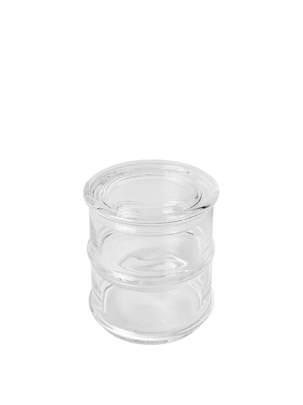 Zwei stapelbare Glasbehälter mit gemeinsamem Deckel aus klarem, mundgeblasenem Recyclingglas, rund und kompakt geformt.