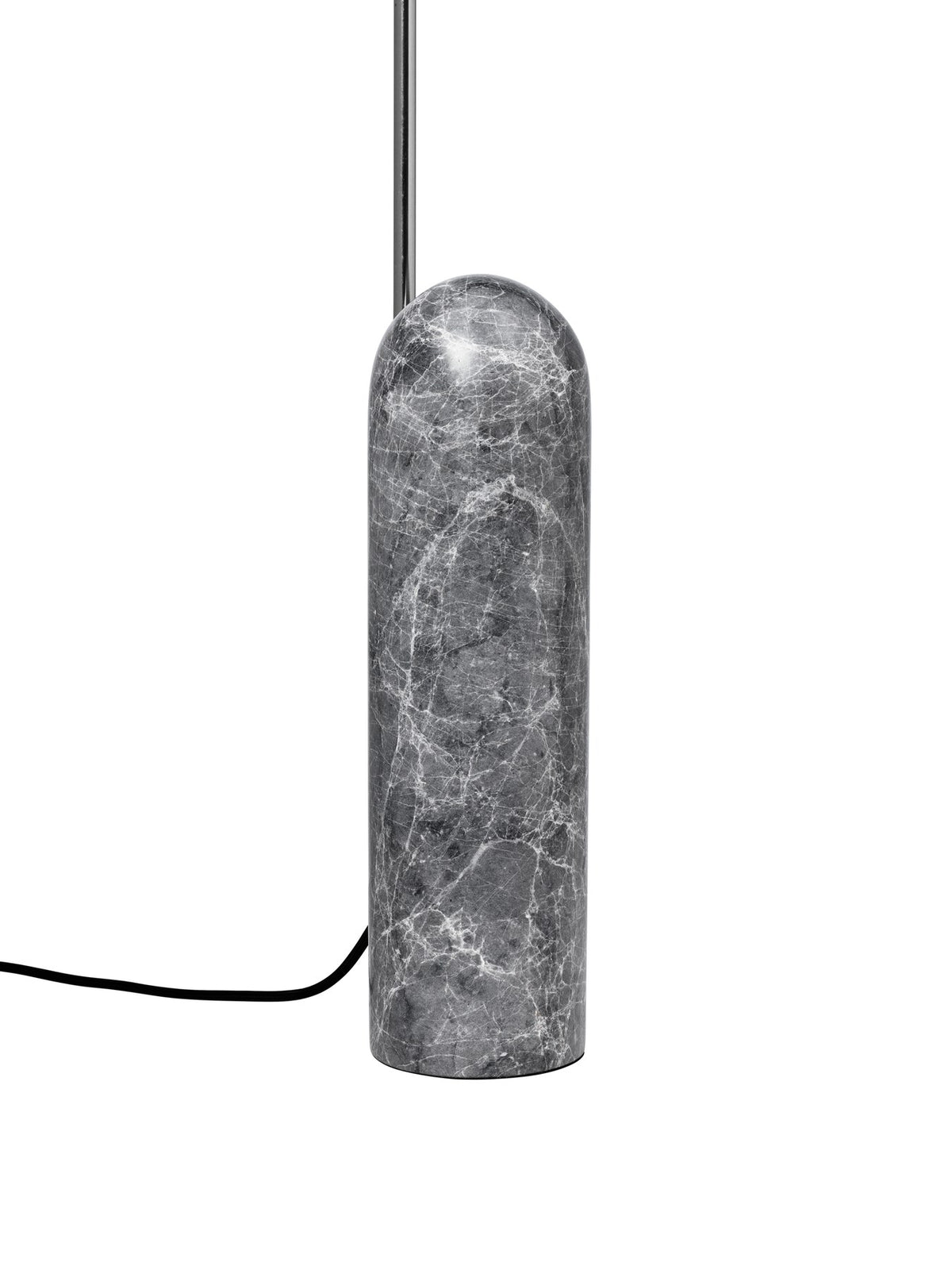 Arum Stehlampe von Ferm Living mit Sockel aus Galaxy-Grey-Marmor, schlanker Edelstahlstange und blütenförmigem Lampenschirm aus Edelstahl.