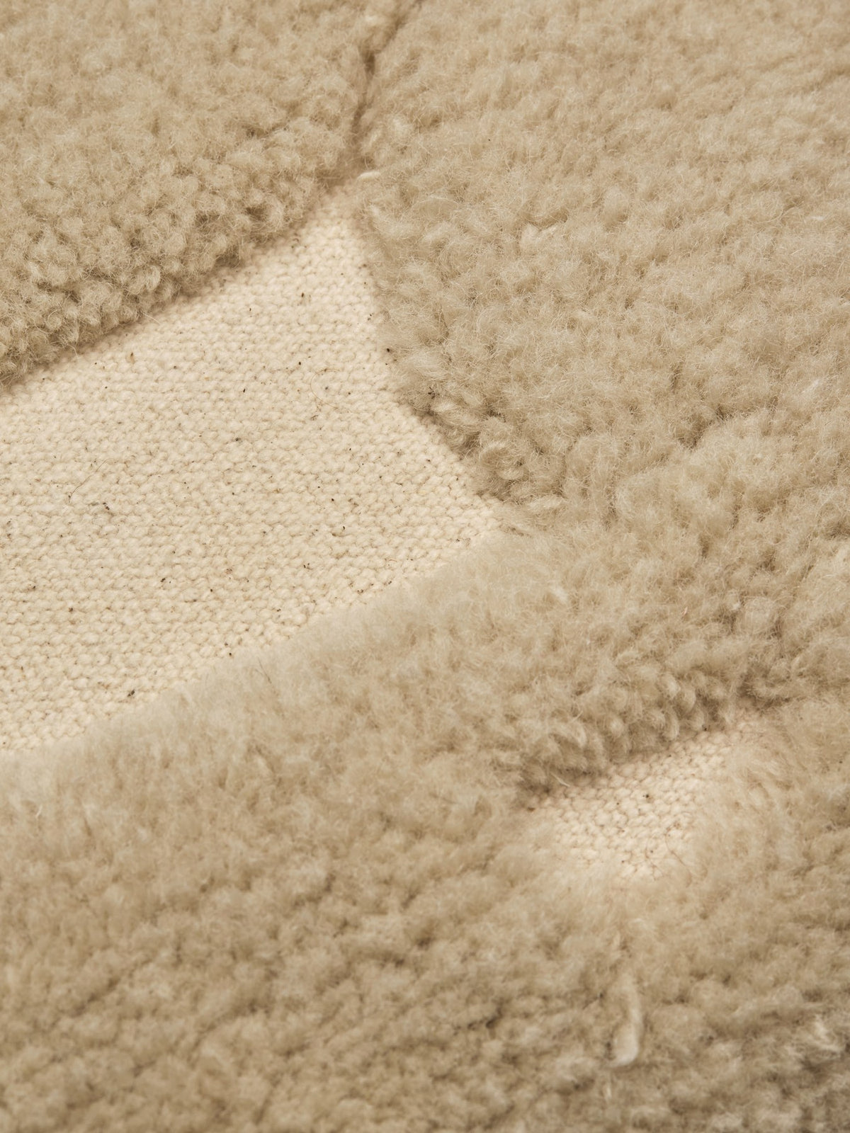 Cilla getuftetes Dekokissen von Ferm Living in Off-White, quadratische Form mit botanischem Tuftingmuster aus Wolle und Baumwolle.