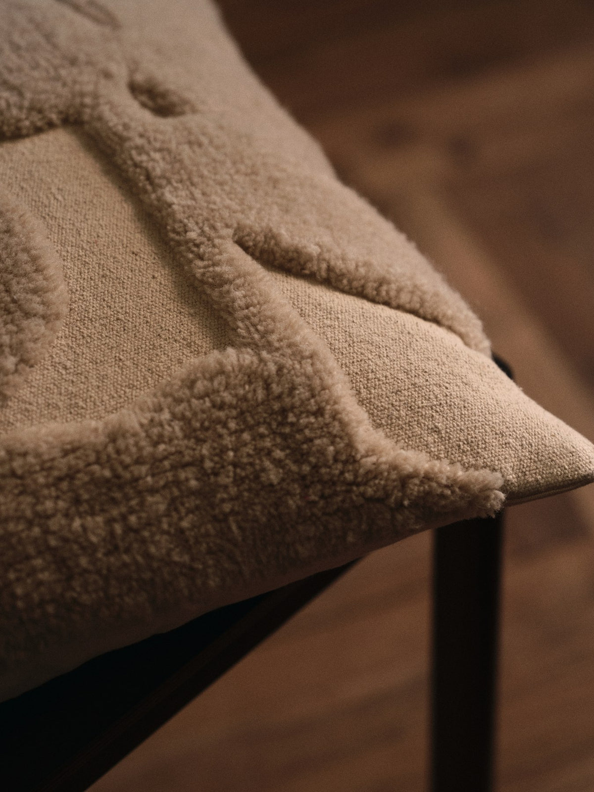 Cilla getuftetes Dekokissen von Ferm Living in Off-White, quadratische Form mit botanischem Tuftingmuster aus Wolle und Baumwolle.