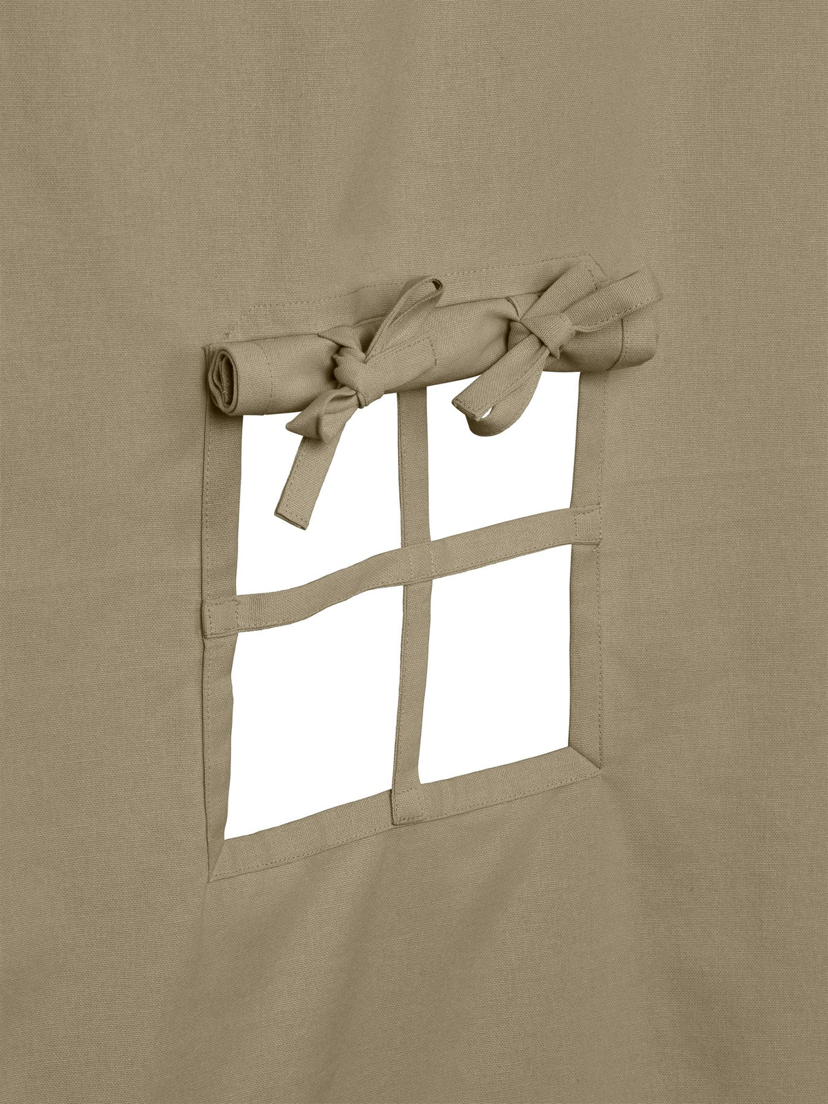 Foto des Settle Eckvorhangs von Ferm Living in Ulmengrün aus recycelter Baumwolle mit Kiefernholzstange, montiert in einer Zimmerecke mit Fensterdetails.