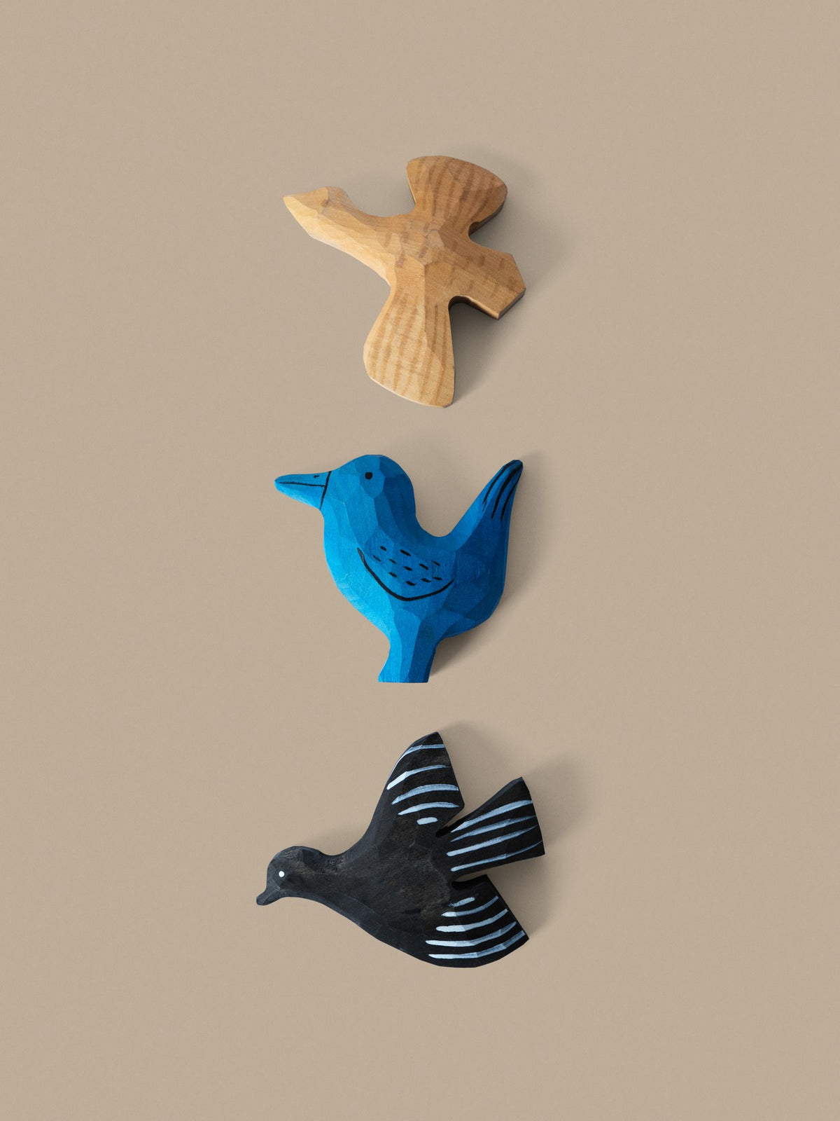 Drei handgeschnitzte Vogel-Magnete aus Espenholz in bunten Farben, handbemalt, als Deko-Set von Ferm Living.
