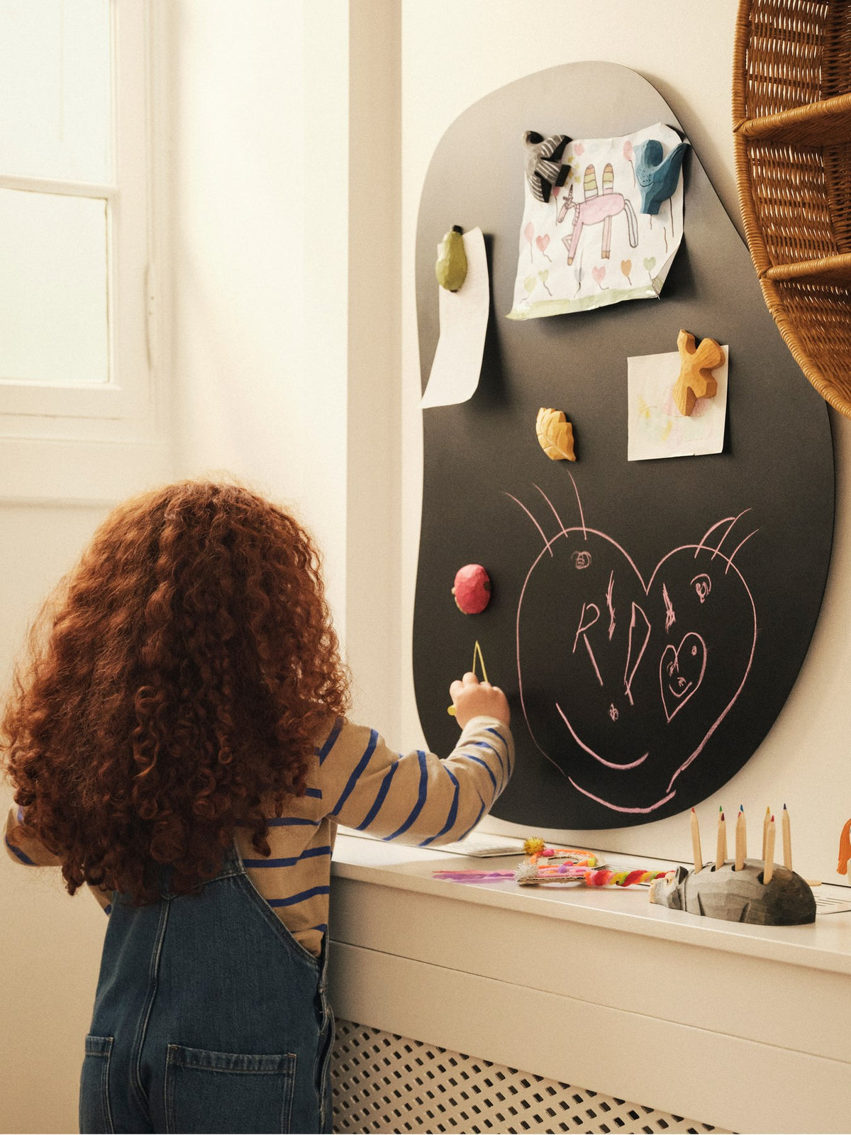 Drei handgeschnitzte Vogel-Magnete aus Espenholz in bunten Farben, handbemalt, als Deko-Set von Ferm Living.