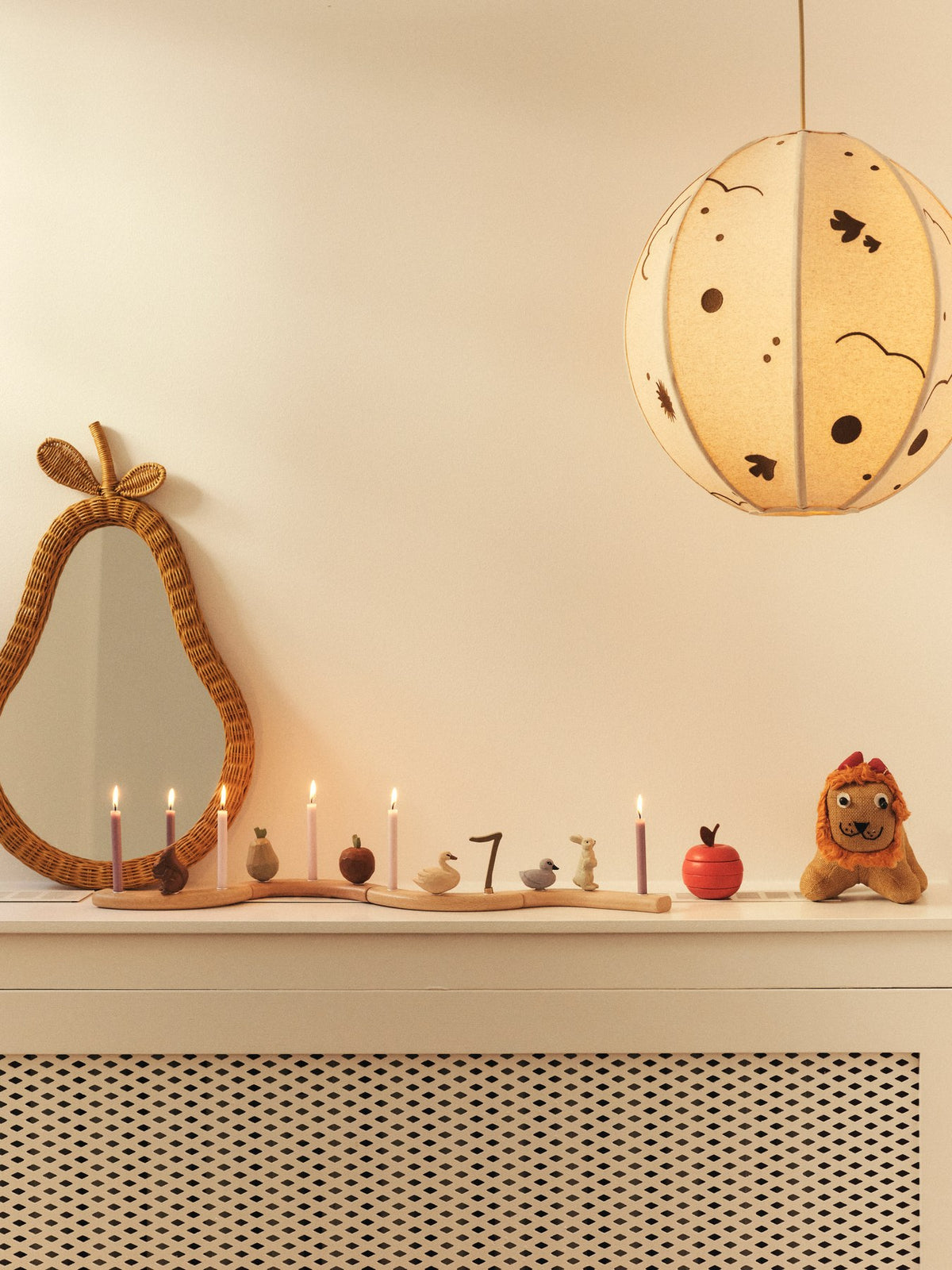 Zwei handgeschnitzte Holzfiguren in Schwan- und Entlein-Form aus hellem Espenholz, bunt bemalt, kompakte Grösse für Kinderzimmer-Deko.