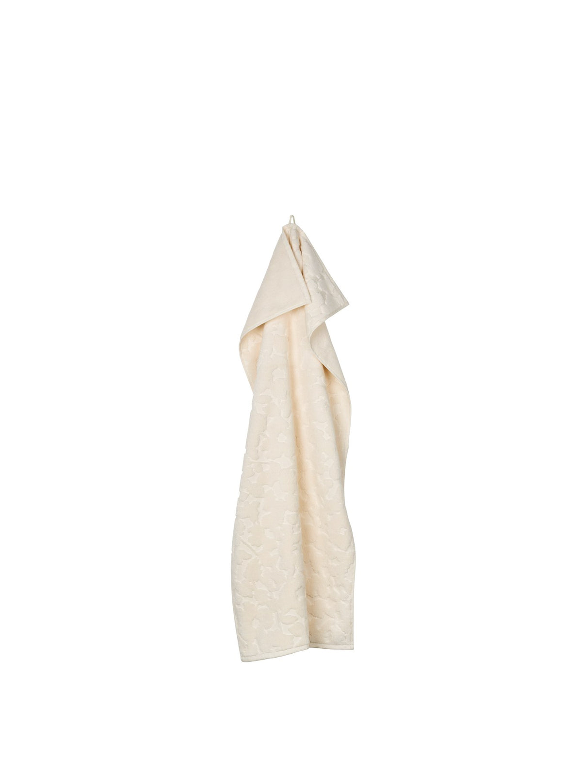 Off-white Badetuch aus Bio-Baumwolle mit sanftem, tonalem Blumenmuster, gefaltet auf hellem Untergrund, Ferm Living.