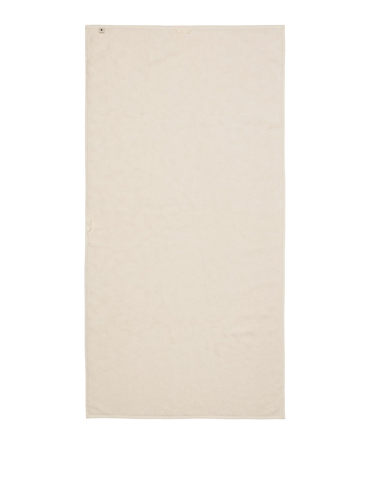 Off-weisses Badetuch aus Bio-Baumwolle mit feinem tonalem Blumenrelief, Grösse 70 x 140 cm, von Ferm Living.